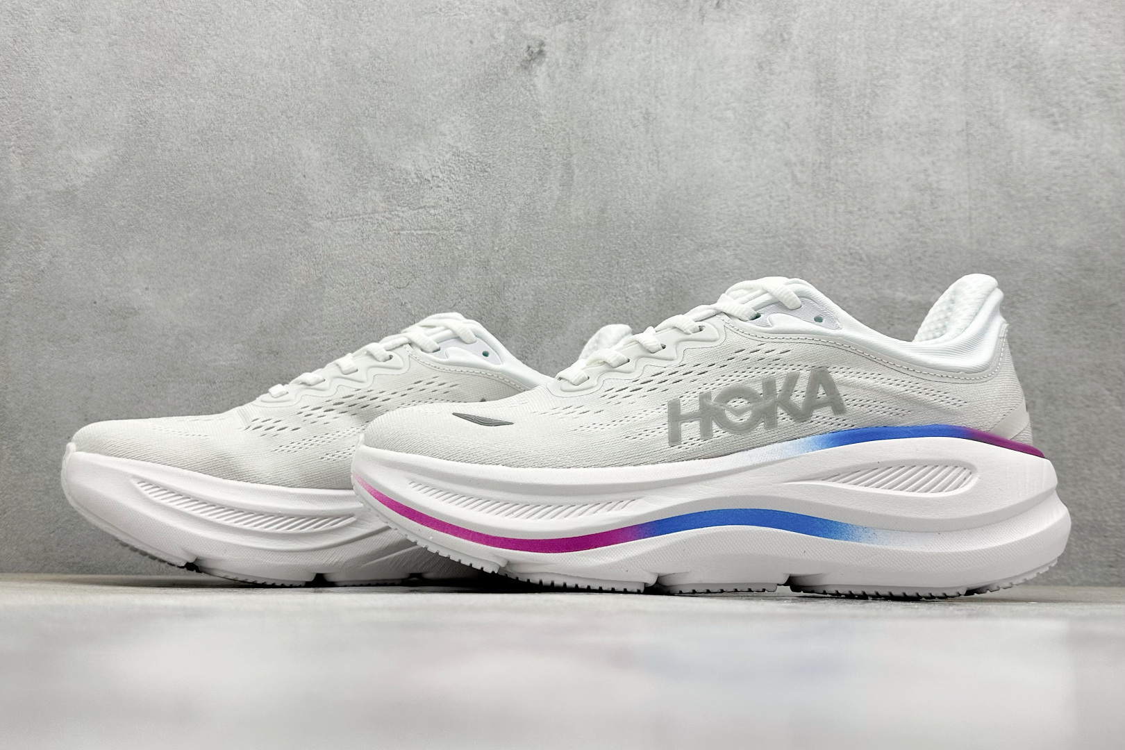  
W版 HOKA ONE ONE Bondi 9 机能缓震跑鞋
#鞋面部分采用工程网眼面料，可以确保