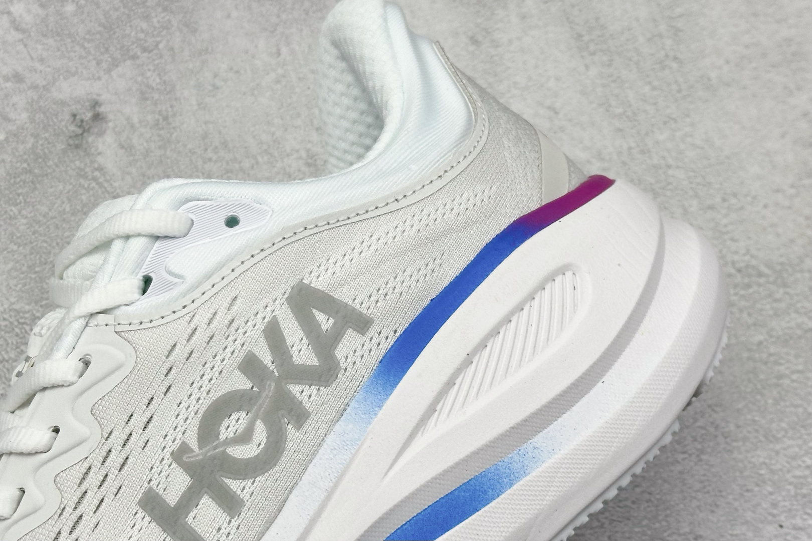  
W版 HOKA ONE ONE Bondi 9 机能缓震跑鞋
#鞋面部分采用工程网眼面料，可以确保