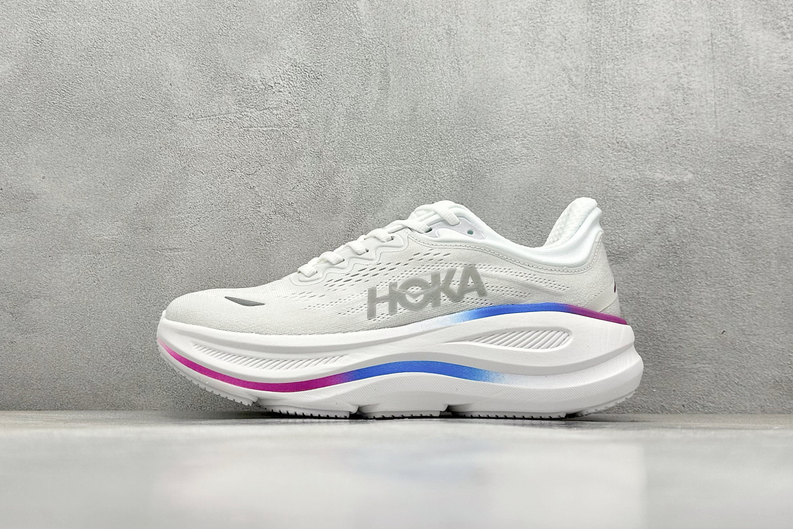  
W版 HOKA ONE ONE Bondi 9 机能缓震跑鞋
#鞋面部分采用工程网眼面料，可以确保