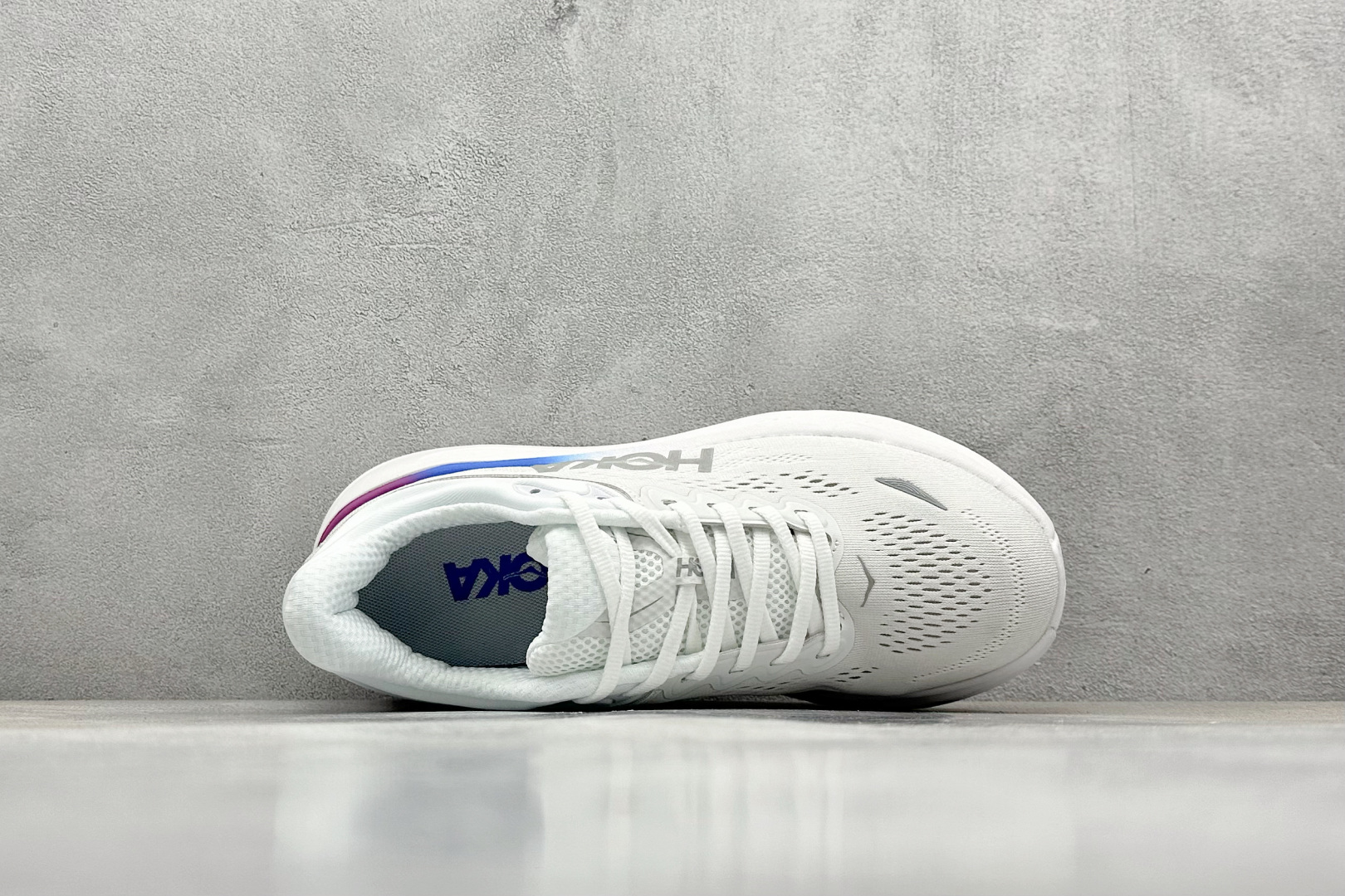  
W版 HOKA ONE ONE Bondi 9 机能缓震跑鞋
#鞋面部分采用工程网眼面料，可以确保