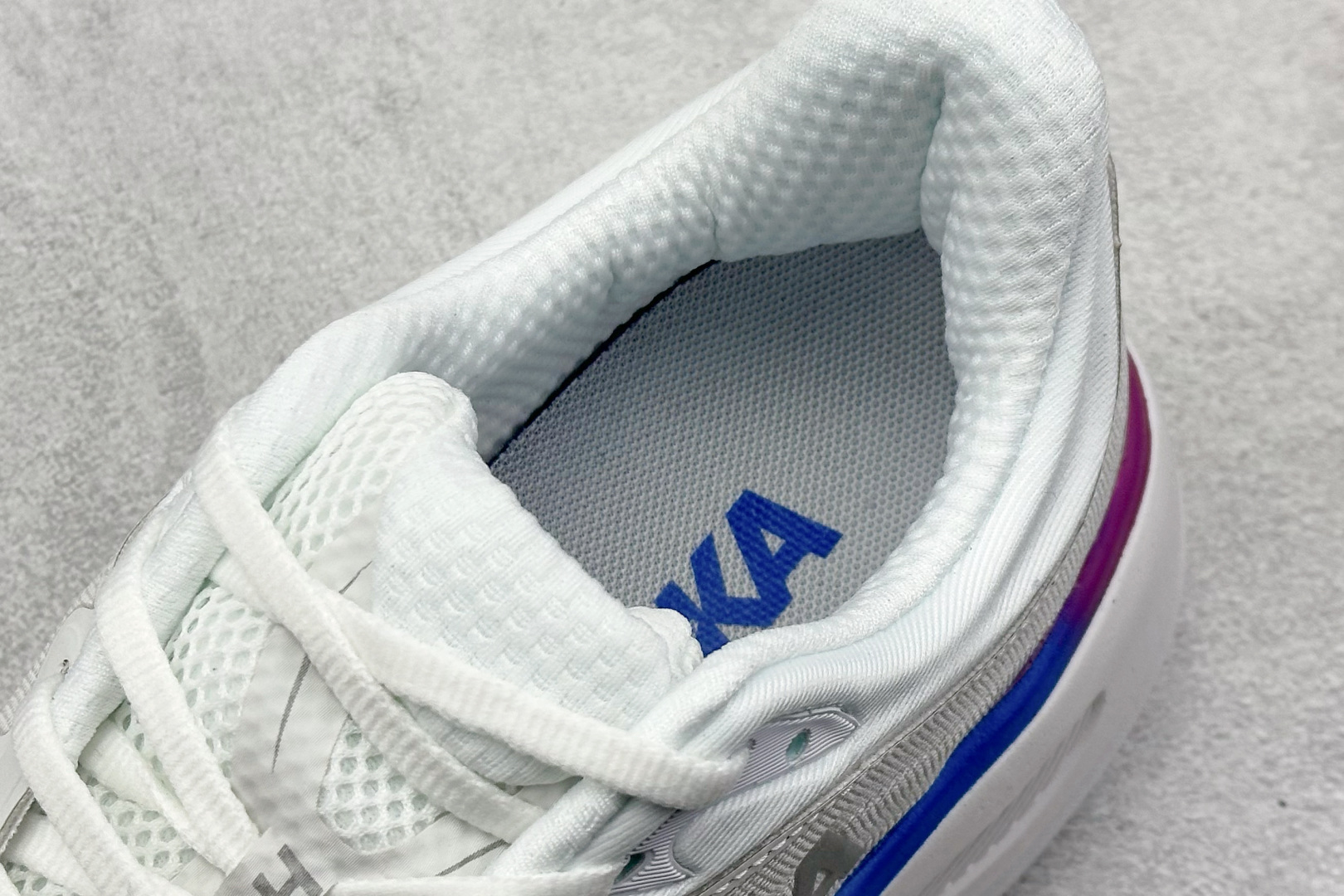  
W版 HOKA ONE ONE Bondi 9 机能缓震跑鞋
#鞋面部分采用工程网眼面料，可以确保