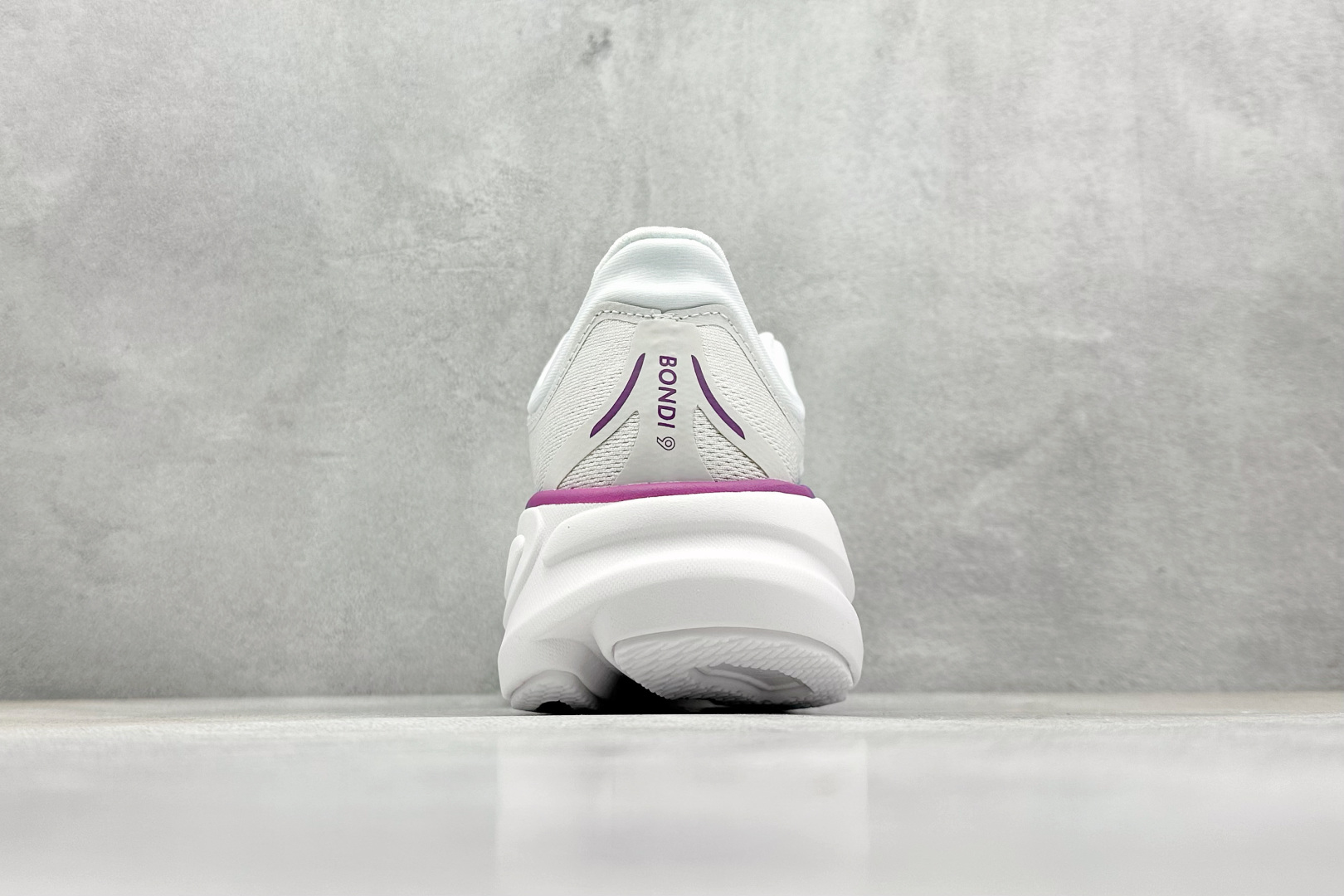  
W版 HOKA ONE ONE Bondi 9 机能缓震跑鞋
#鞋面部分采用工程网眼面料，可以确保