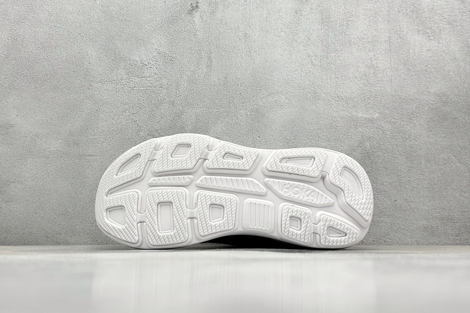  
W版 HOKA ONE ONE Bondi 9 机能缓震跑鞋
#鞋面部分采用工程网眼面料，可以确保