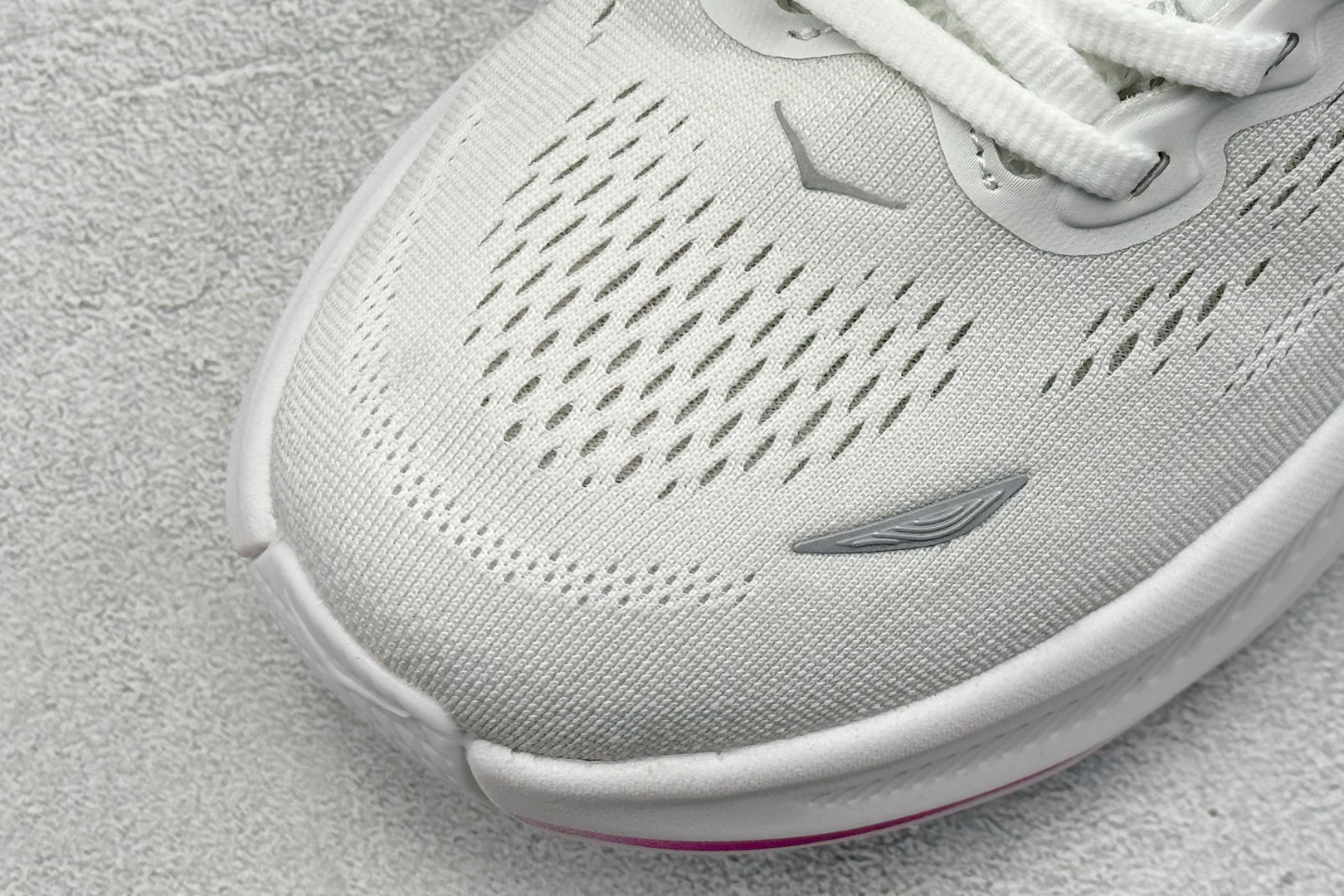  
W版 HOKA ONE ONE Bondi 9 机能缓震跑鞋
#鞋面部分采用工程网眼面料，可以确保