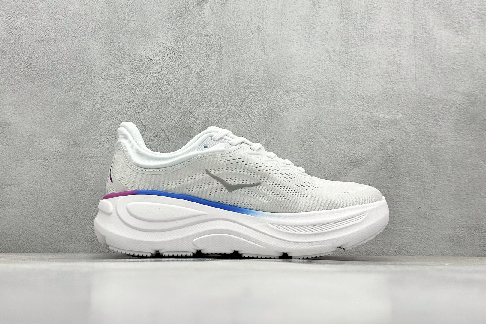  
W版 HOKA ONE ONE Bondi 9 机能缓震跑鞋
#鞋面部分采用工程网眼面料，可以确保