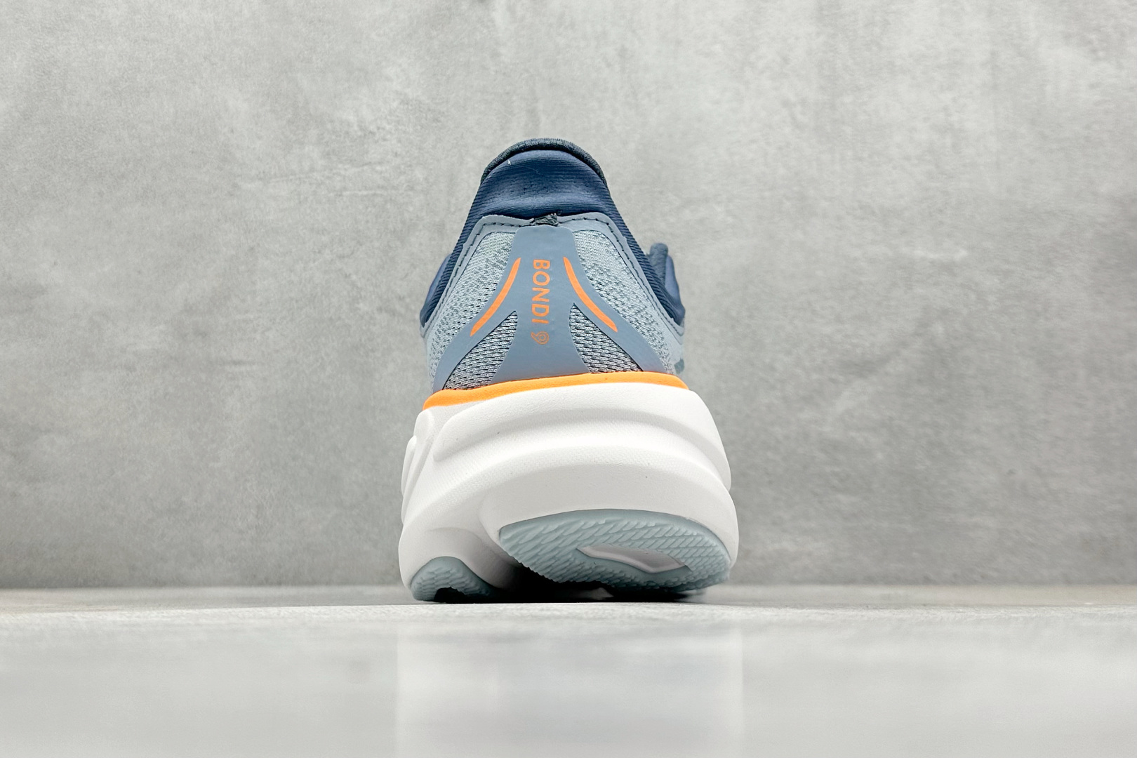  
W版 HOKA ONE ONE Bondi 9 机能缓震跑鞋
#鞋面部分采用工程网眼面料，可以确保