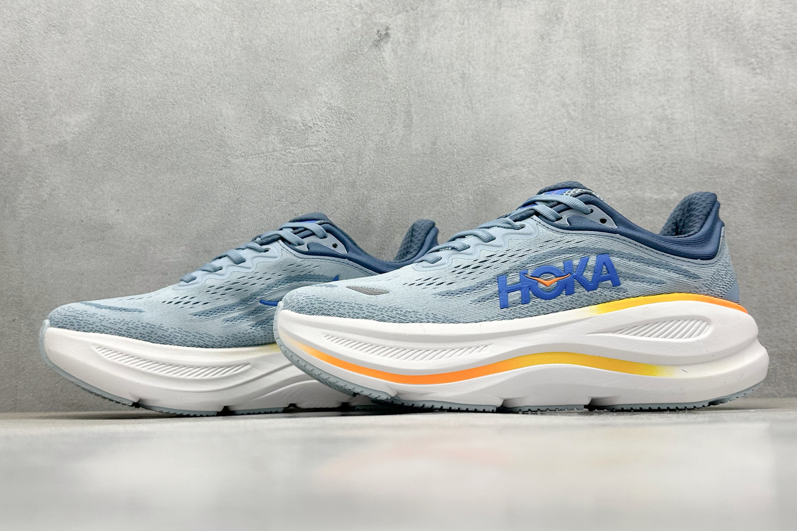  
W版 HOKA ONE ONE Bondi 9 机能缓震跑鞋
#鞋面部分采用工程网眼面料，可以确保