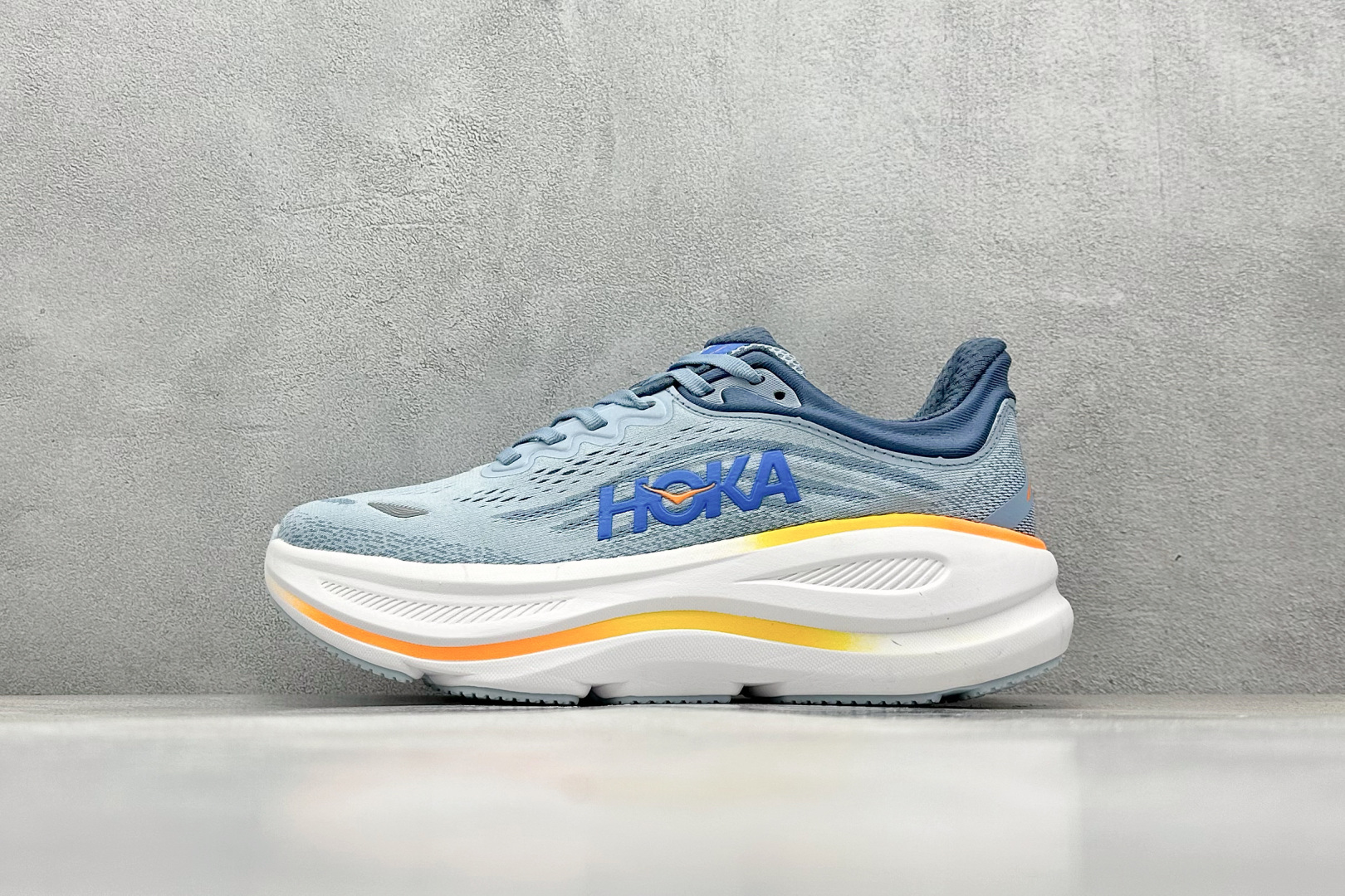  
W版 HOKA ONE ONE Bondi 9 机能缓震跑鞋
#鞋面部分采用工程网眼面料，可以确保