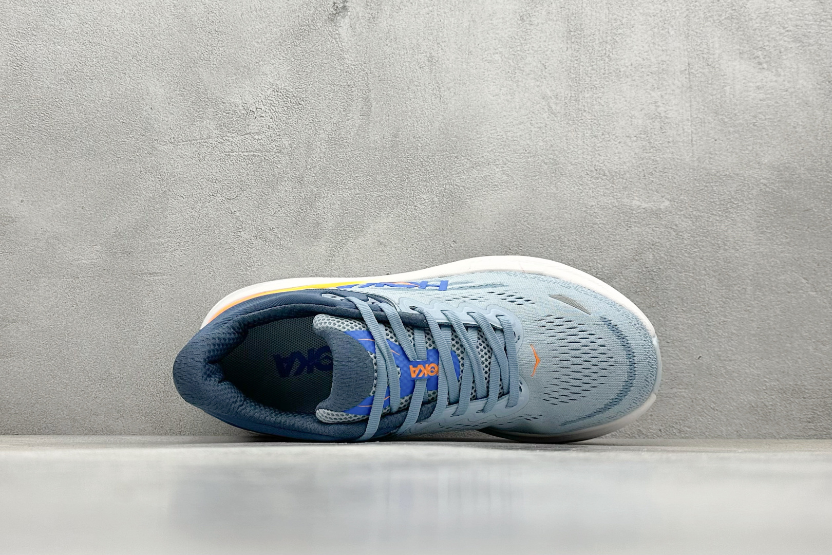  
W版 HOKA ONE ONE Bondi 9 机能缓震跑鞋
#鞋面部分采用工程网眼面料，可以确保