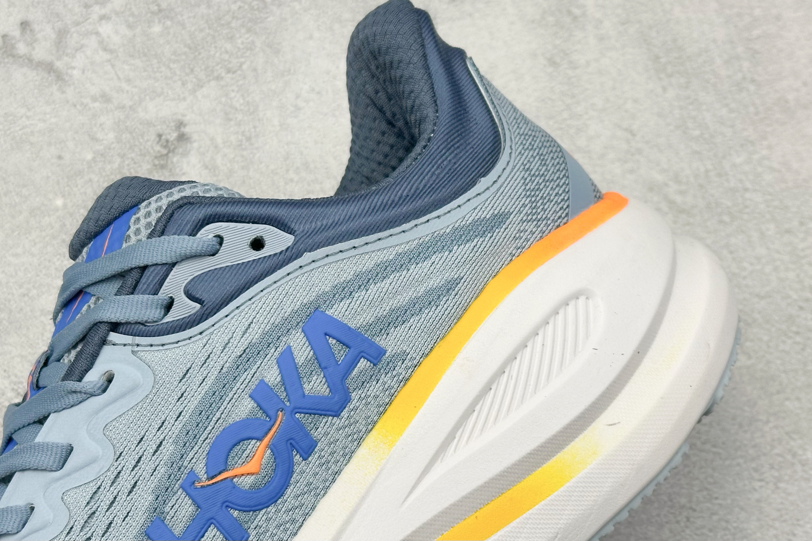  
W版 HOKA ONE ONE Bondi 9 机能缓震跑鞋
#鞋面部分采用工程网眼面料，可以确保