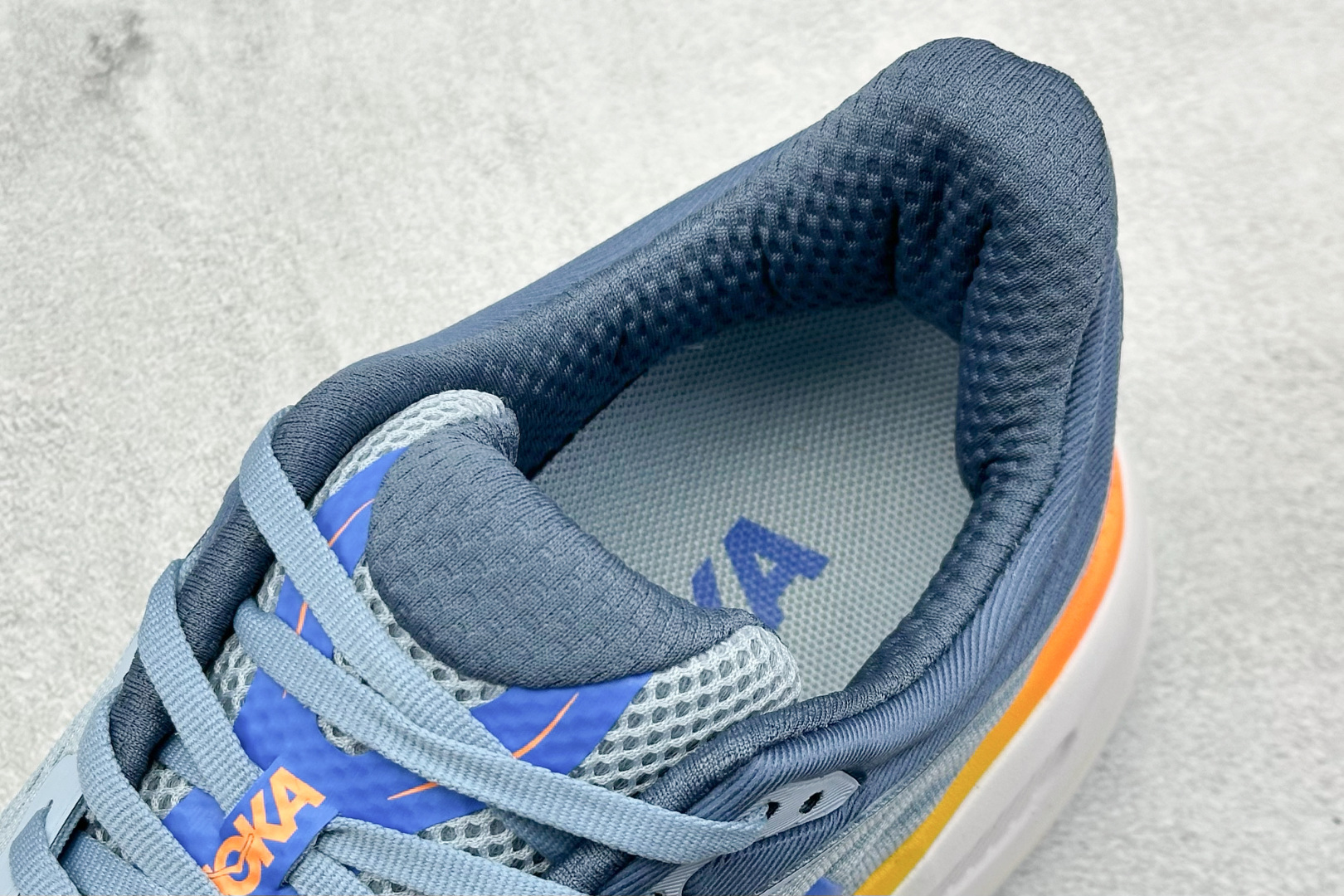  
W版 HOKA ONE ONE Bondi 9 机能缓震跑鞋
#鞋面部分采用工程网眼面料，可以确保