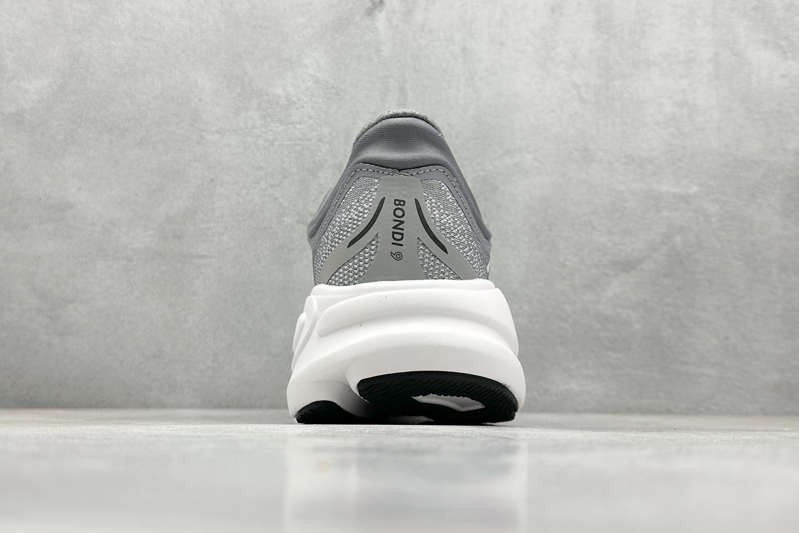  
W版 HOKA ONE ONE Bondi 9 机能缓震跑鞋
#鞋面部分采用工程网眼面料，可以确保