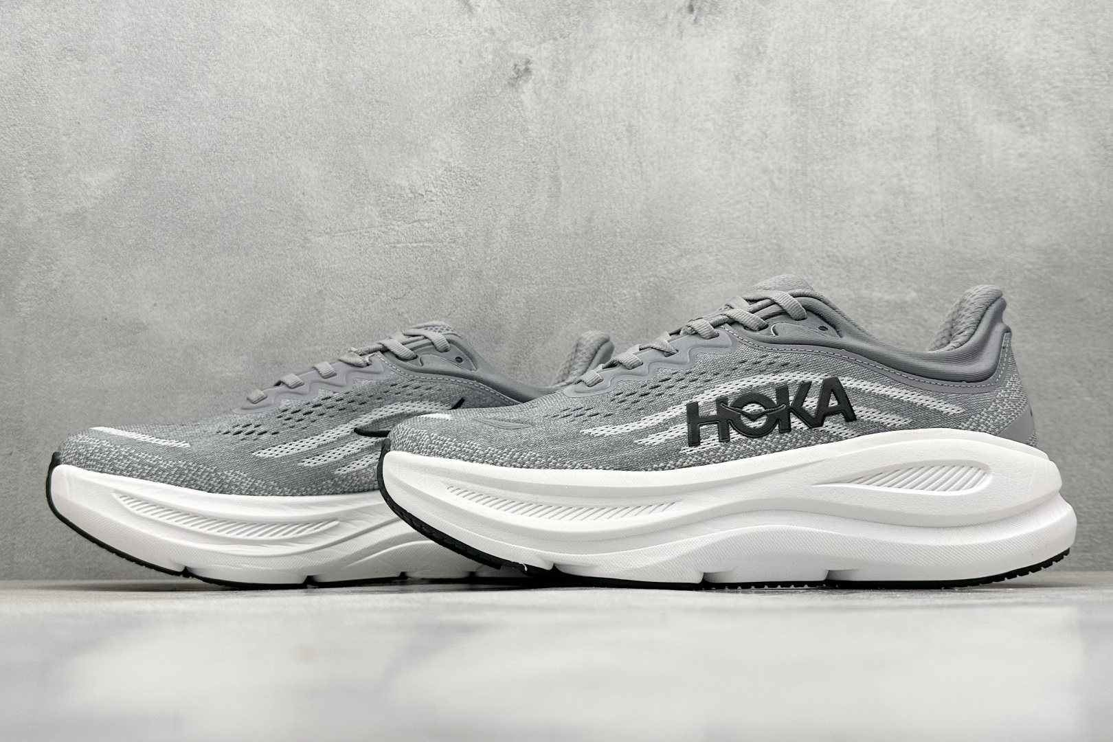  
W版 HOKA ONE ONE Bondi 9 机能缓震跑鞋
#鞋面部分采用工程网眼面料，可以确保