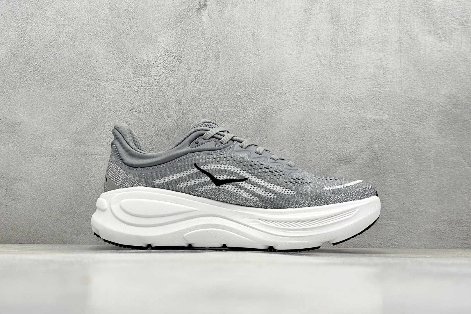 
W版 HOKA ONE ONE Bondi 9 机能缓震跑鞋
#鞋面部分采用工程网眼面料，可以确保