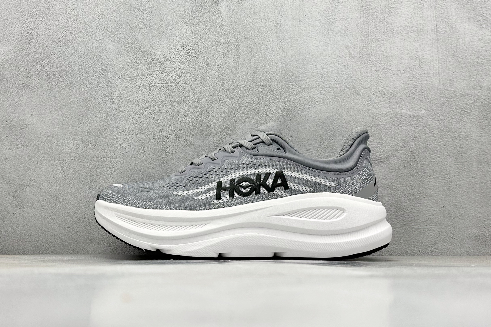  
W版 HOKA ONE ONE Bondi 9 机能缓震跑鞋
#鞋面部分采用工程网眼面料，可以确保