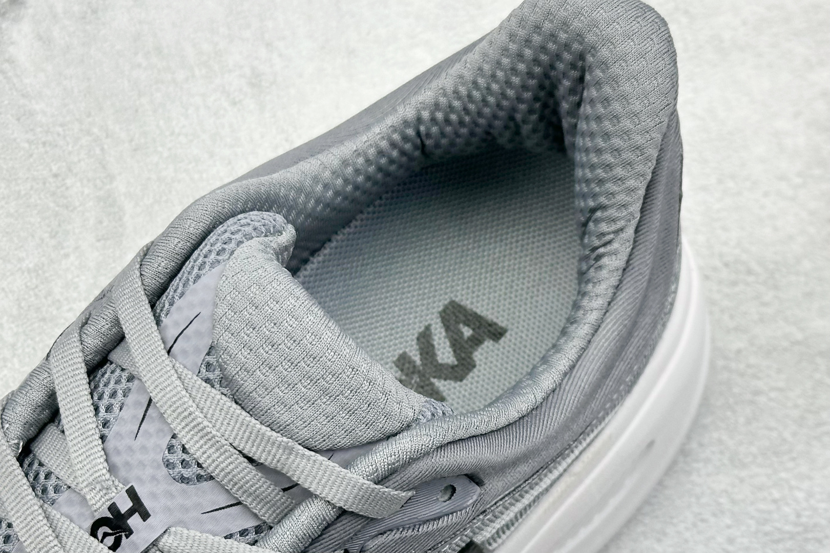  
W版 HOKA ONE ONE Bondi 9 机能缓震跑鞋
#鞋面部分采用工程网眼面料，可以确保
