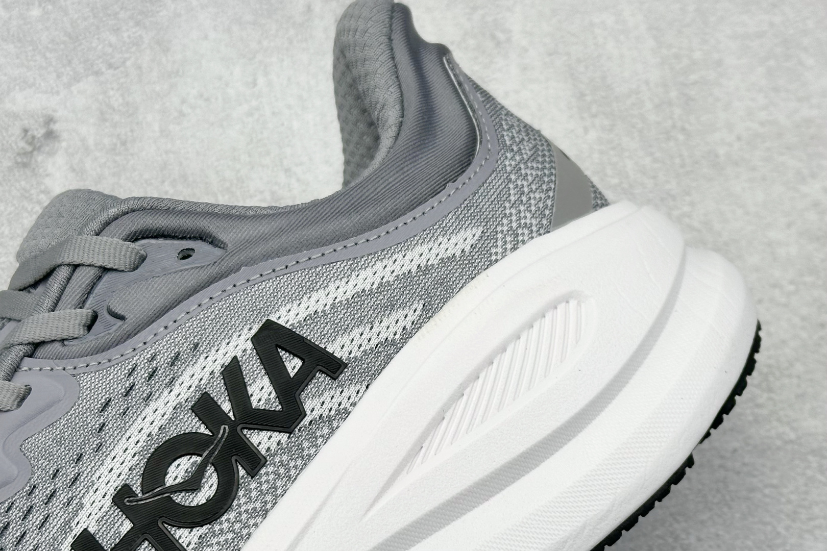  
W版 HOKA ONE ONE Bondi 9 机能缓震跑鞋
#鞋面部分采用工程网眼面料，可以确保