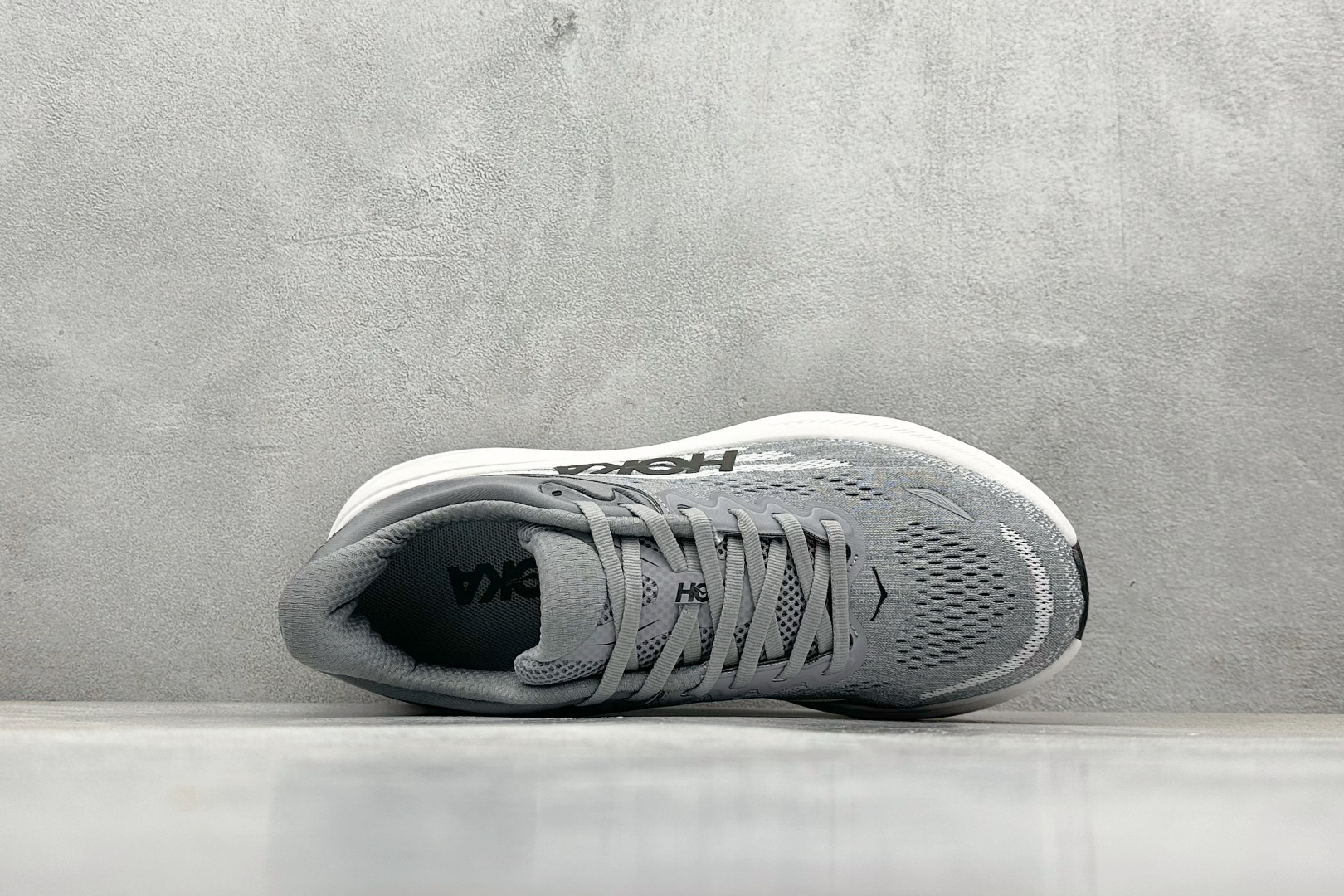  
W版 HOKA ONE ONE Bondi 9 机能缓震跑鞋
#鞋面部分采用工程网眼面料，可以确保
