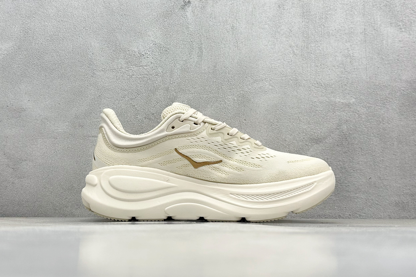  
W版 HOKA ONE ONE Bondi 9 机能缓震跑鞋
#鞋面部分采用工程网眼面料，可以确保