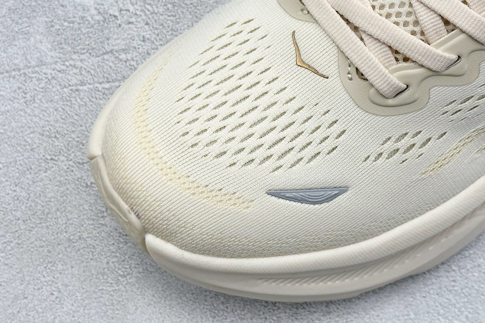  
W版 HOKA ONE ONE Bondi 9 机能缓震跑鞋
#鞋面部分采用工程网眼面料，可以确保