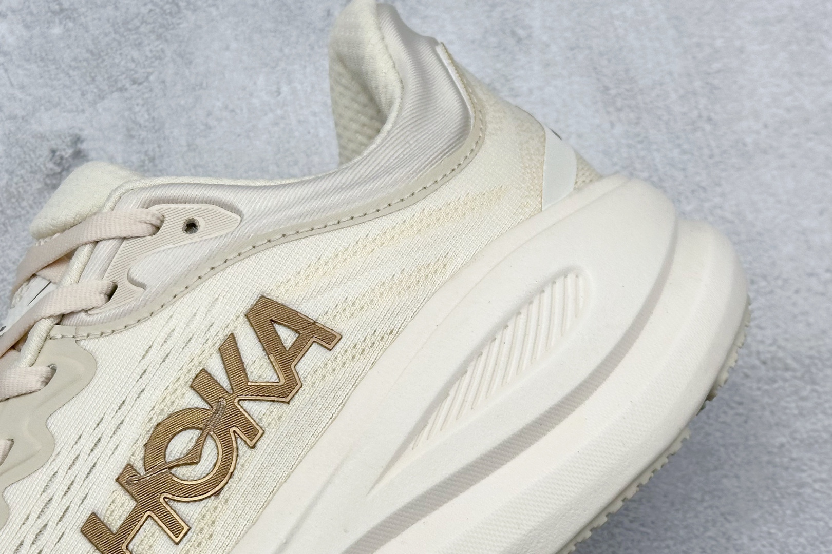  
W版 HOKA ONE ONE Bondi 9 机能缓震跑鞋
#鞋面部分采用工程网眼面料，可以确保