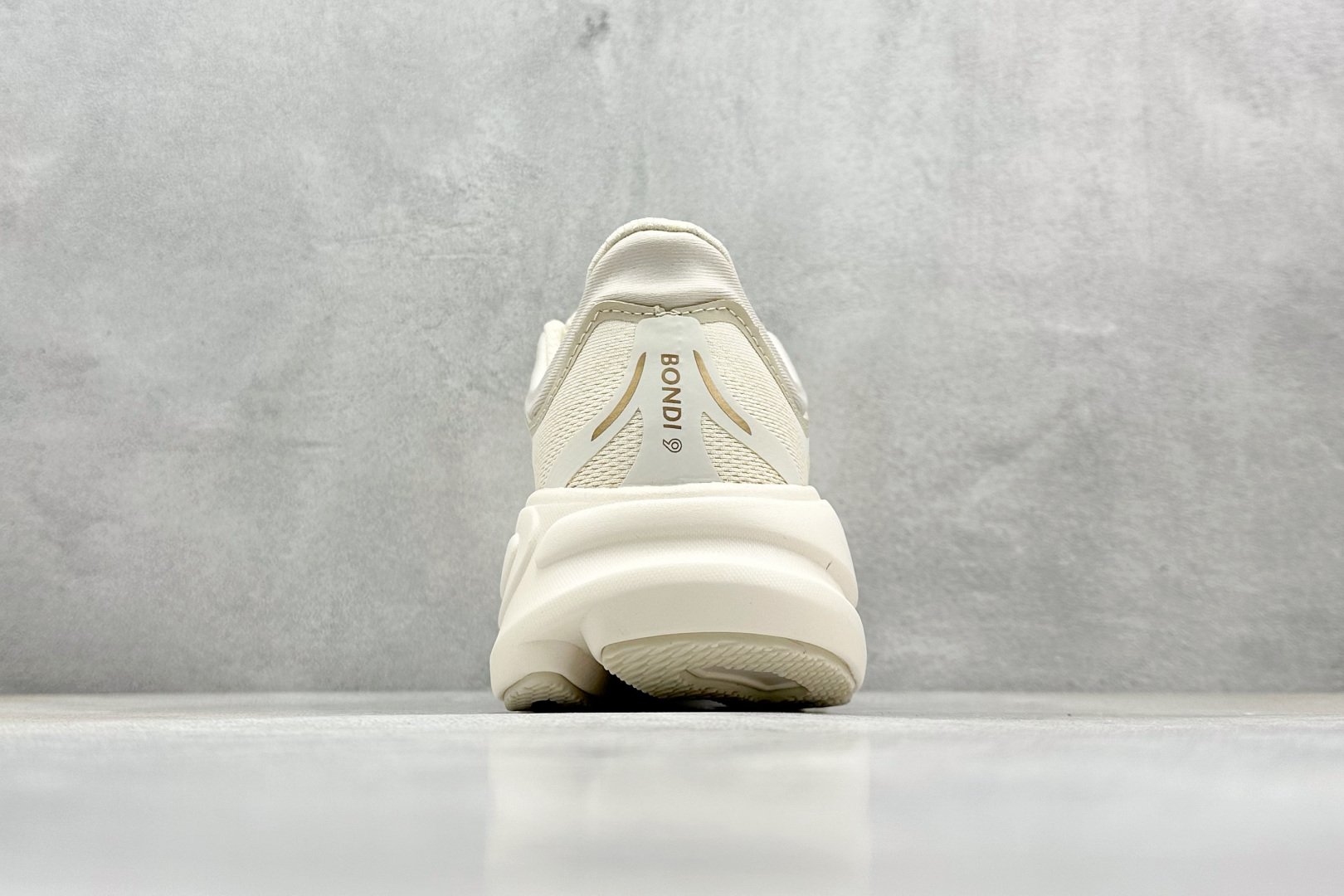  
W版 HOKA ONE ONE Bondi 9 机能缓震跑鞋
#鞋面部分采用工程网眼面料，可以确保