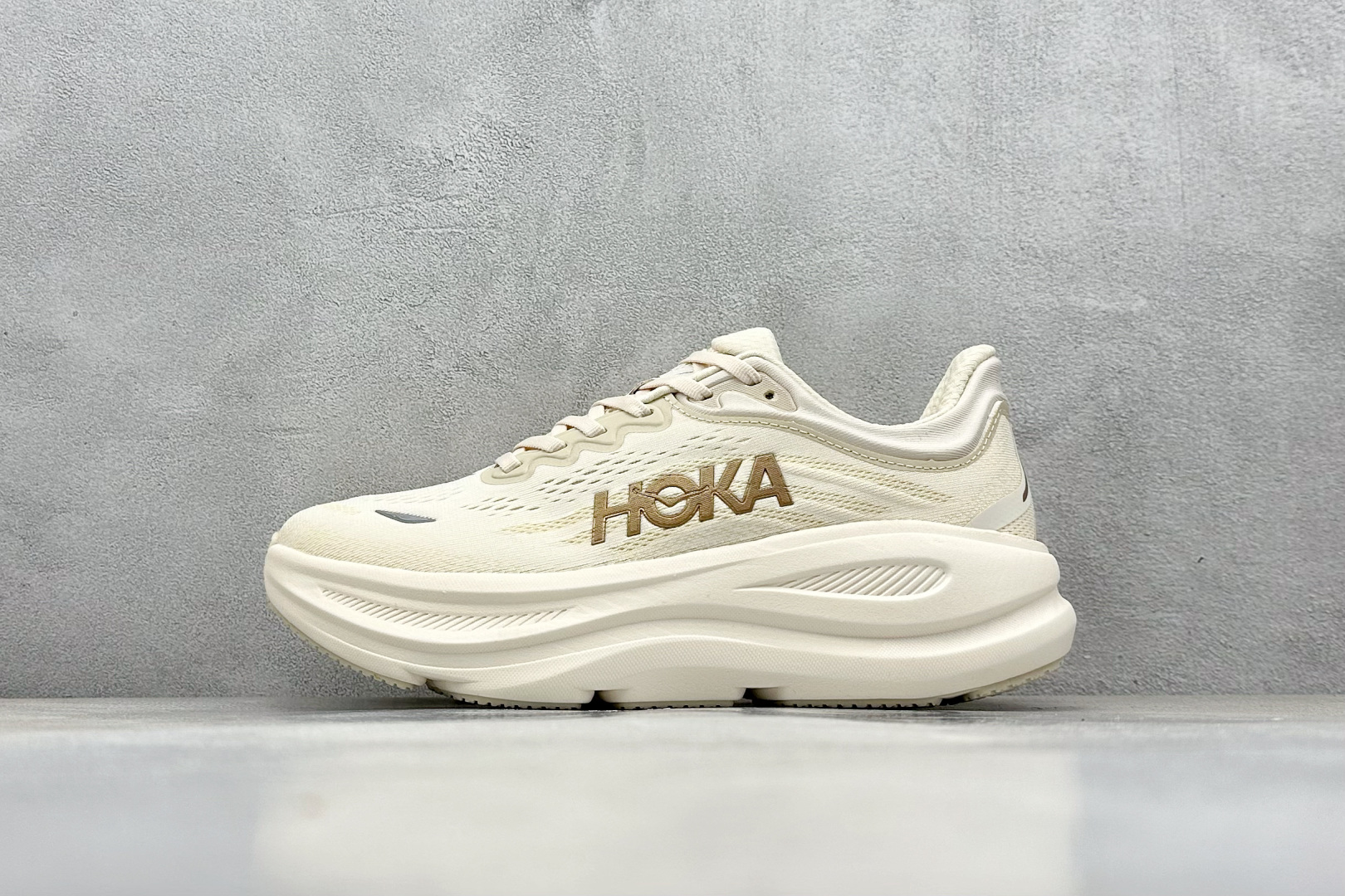  
W版 HOKA ONE ONE Bondi 9 机能缓震跑鞋
#鞋面部分采用工程网眼面料，可以确保