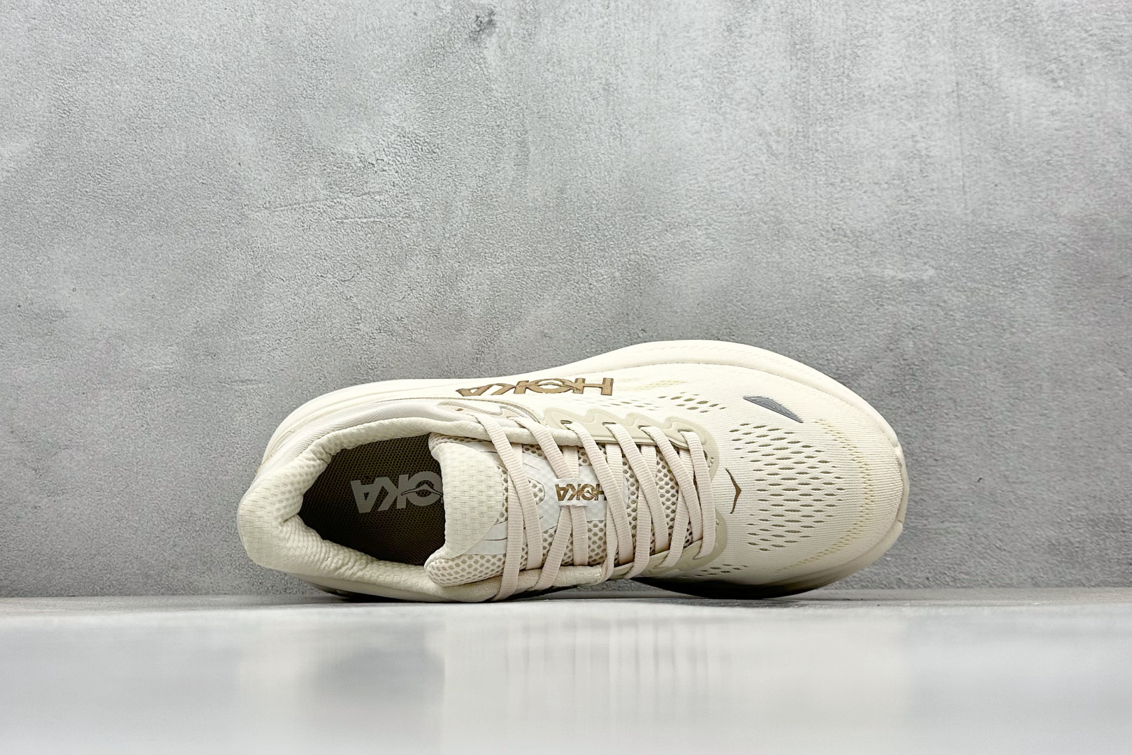  
W版 HOKA ONE ONE Bondi 9 机能缓震跑鞋
#鞋面部分采用工程网眼面料，可以确保