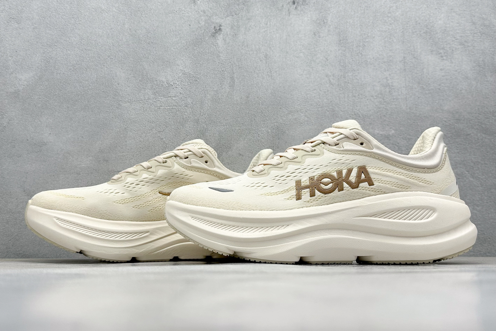  
W版 HOKA ONE ONE Bondi 9 机能缓震跑鞋
#鞋面部分采用工程网眼面料，可以确保