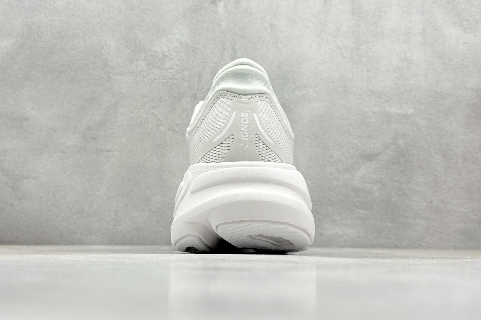  
W版 HOKA ONE ONE Bondi 9 机能缓震跑鞋
#鞋面部分采用工程网眼面料，可以确保