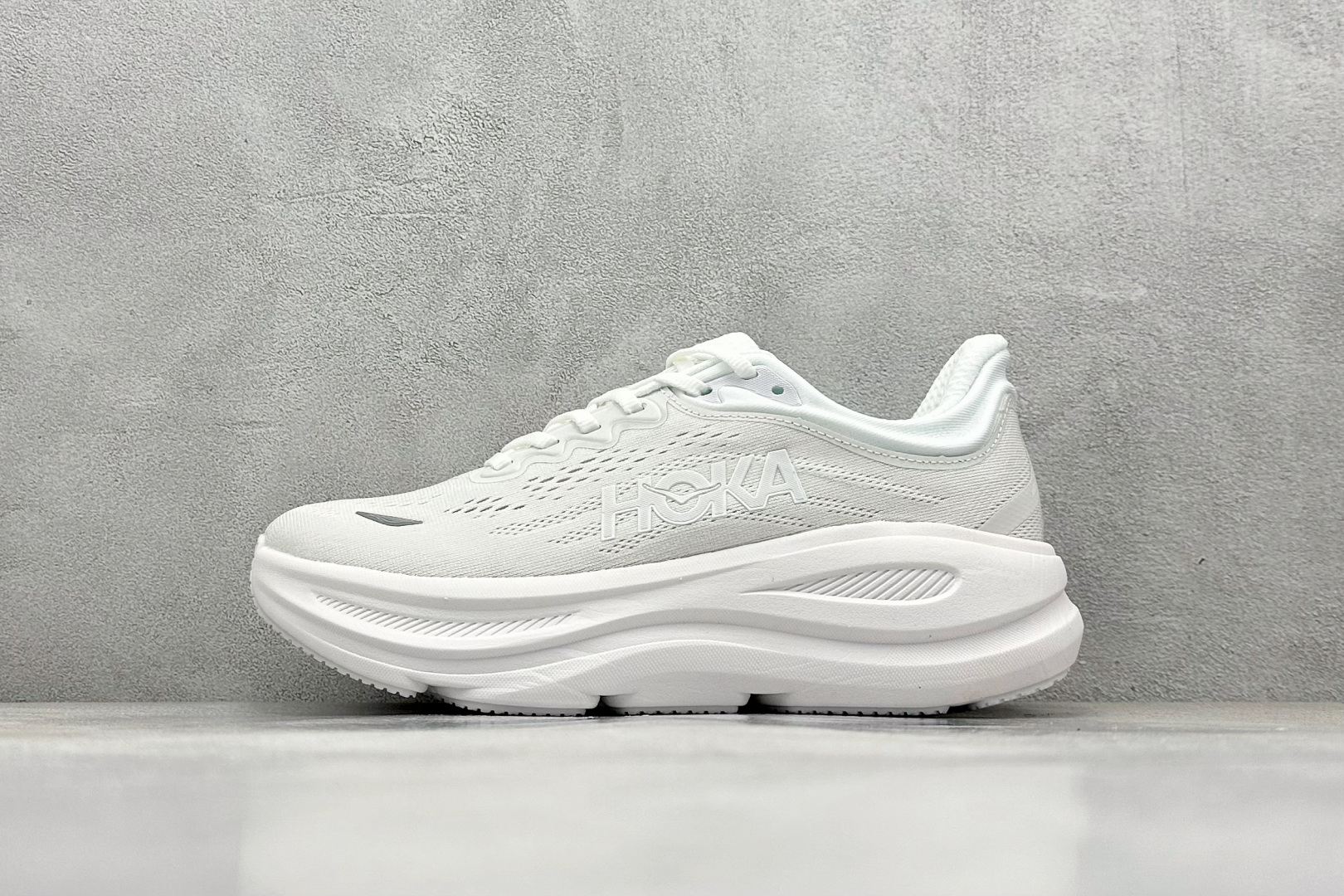  
W版 HOKA ONE ONE Bondi 9 机能缓震跑鞋
#鞋面部分采用工程网眼面料，可以确保