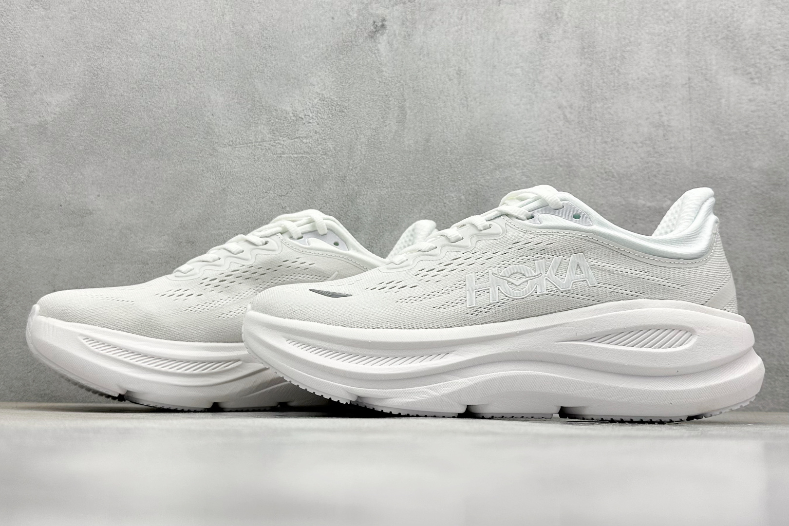  
W版 HOKA ONE ONE Bondi 9 机能缓震跑鞋
#鞋面部分采用工程网眼面料，可以确保
