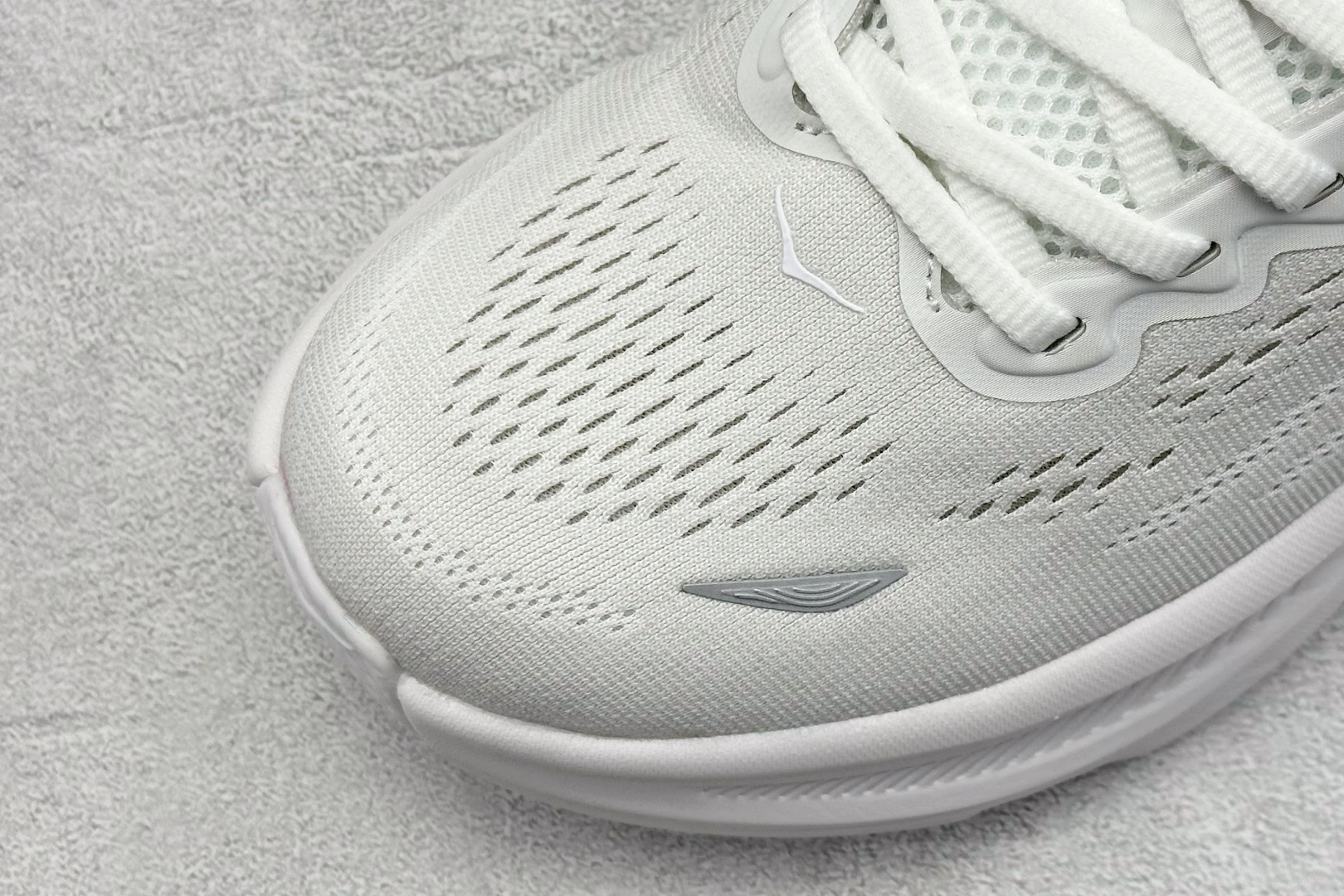  
W版 HOKA ONE ONE Bondi 9 机能缓震跑鞋
#鞋面部分采用工程网眼面料，可以确保