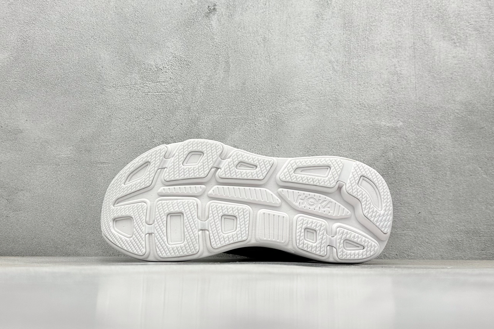  
W版 HOKA ONE ONE Bondi 9 机能缓震跑鞋
#鞋面部分采用工程网眼面料，可以确保