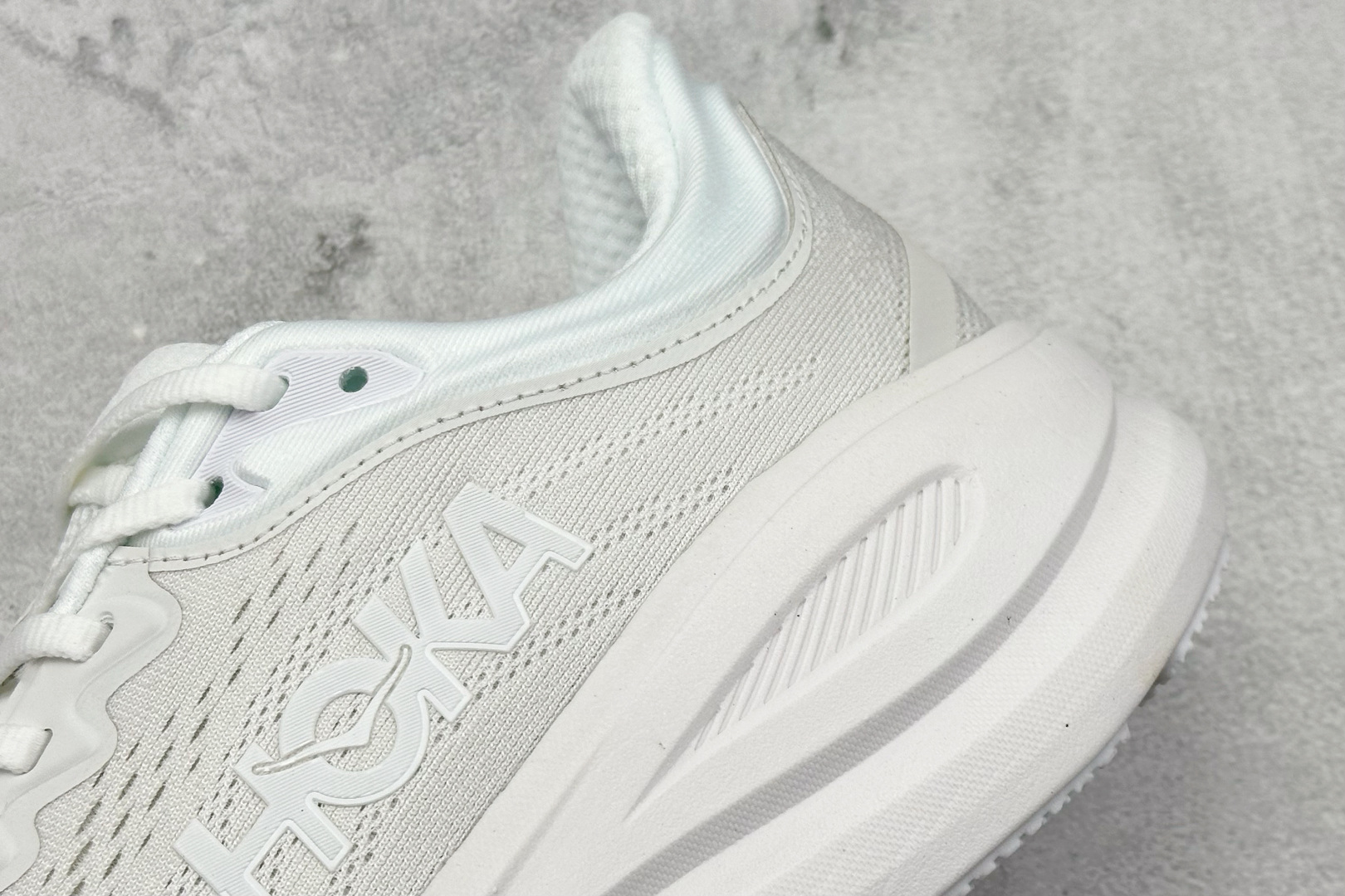  
W版 HOKA ONE ONE Bondi 9 机能缓震跑鞋
#鞋面部分采用工程网眼面料，可以确保