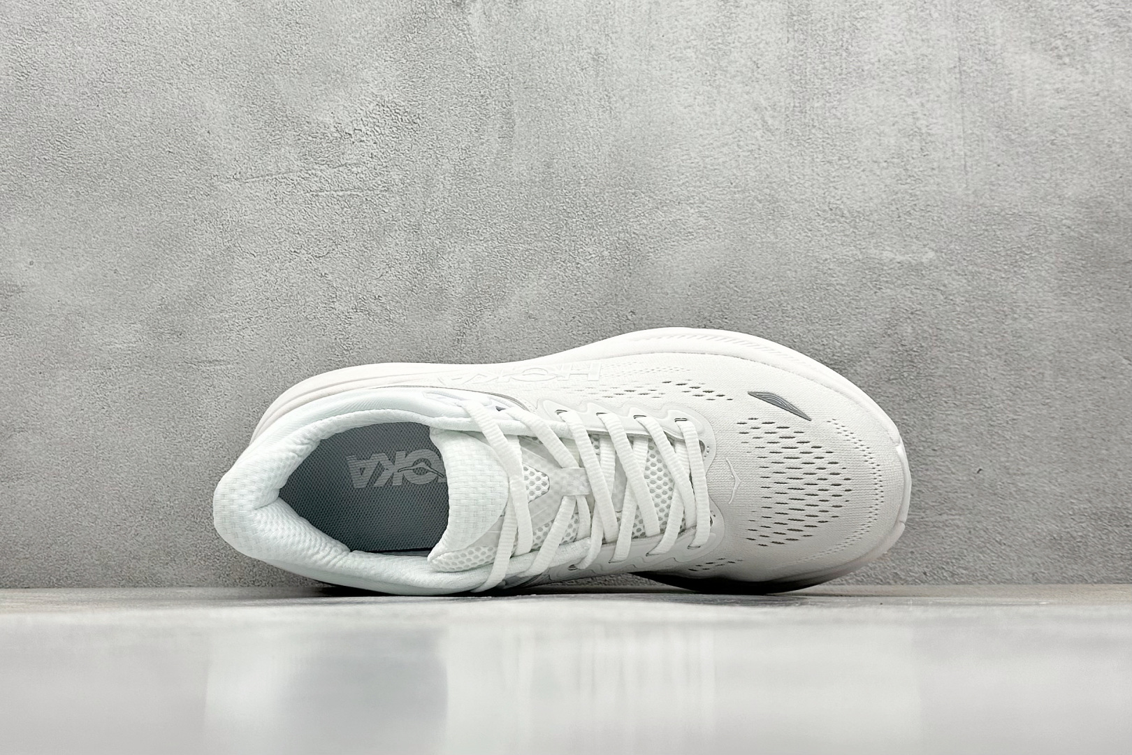  
W版 HOKA ONE ONE Bondi 9 机能缓震跑鞋
#鞋面部分采用工程网眼面料，可以确保