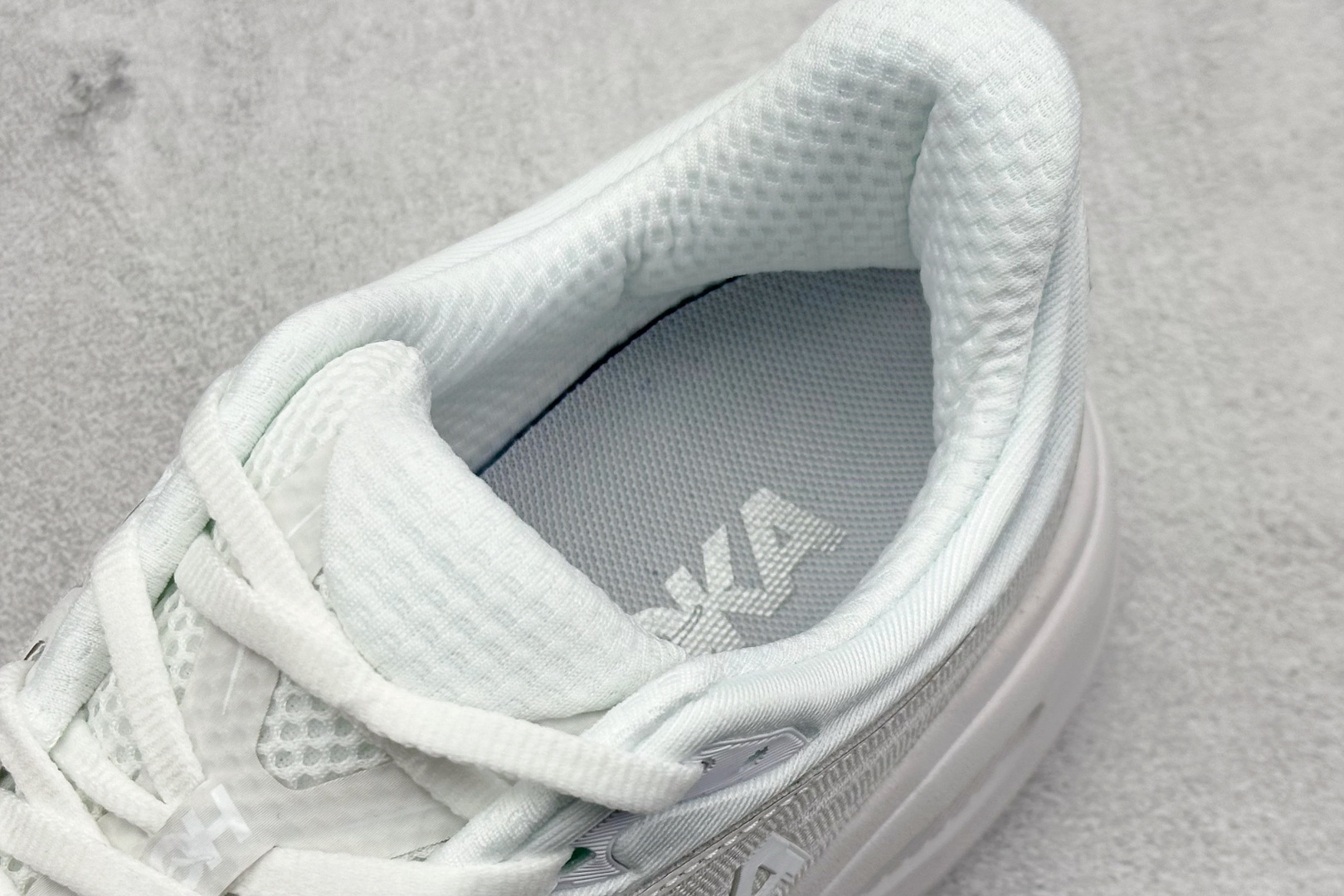  
W版 HOKA ONE ONE Bondi 9 机能缓震跑鞋
#鞋面部分采用工程网眼面料，可以确保