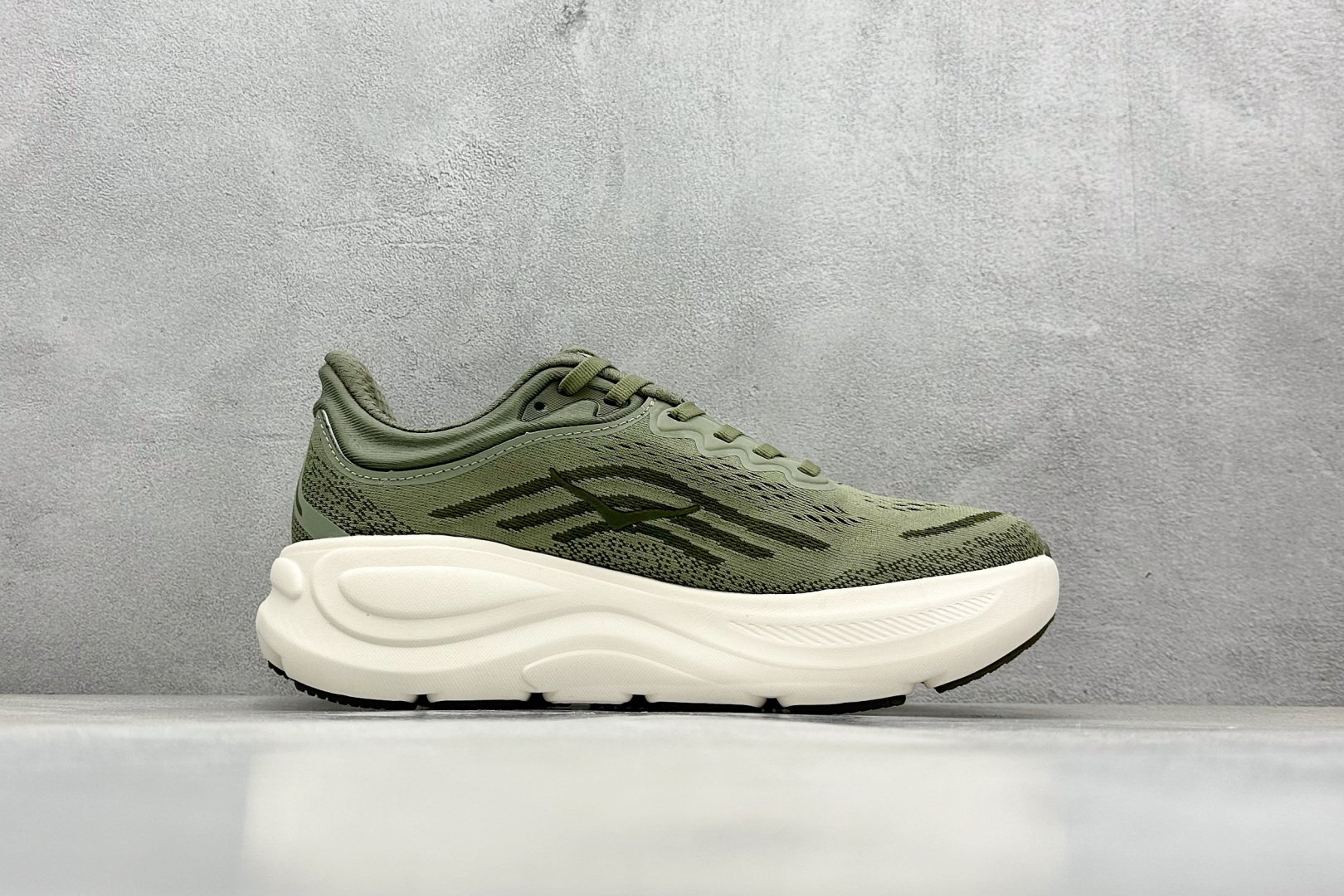 
W版 HOKA ONE ONE Bondi 9 机能缓震跑鞋
#鞋面部分采用工程网眼面料，可以确保