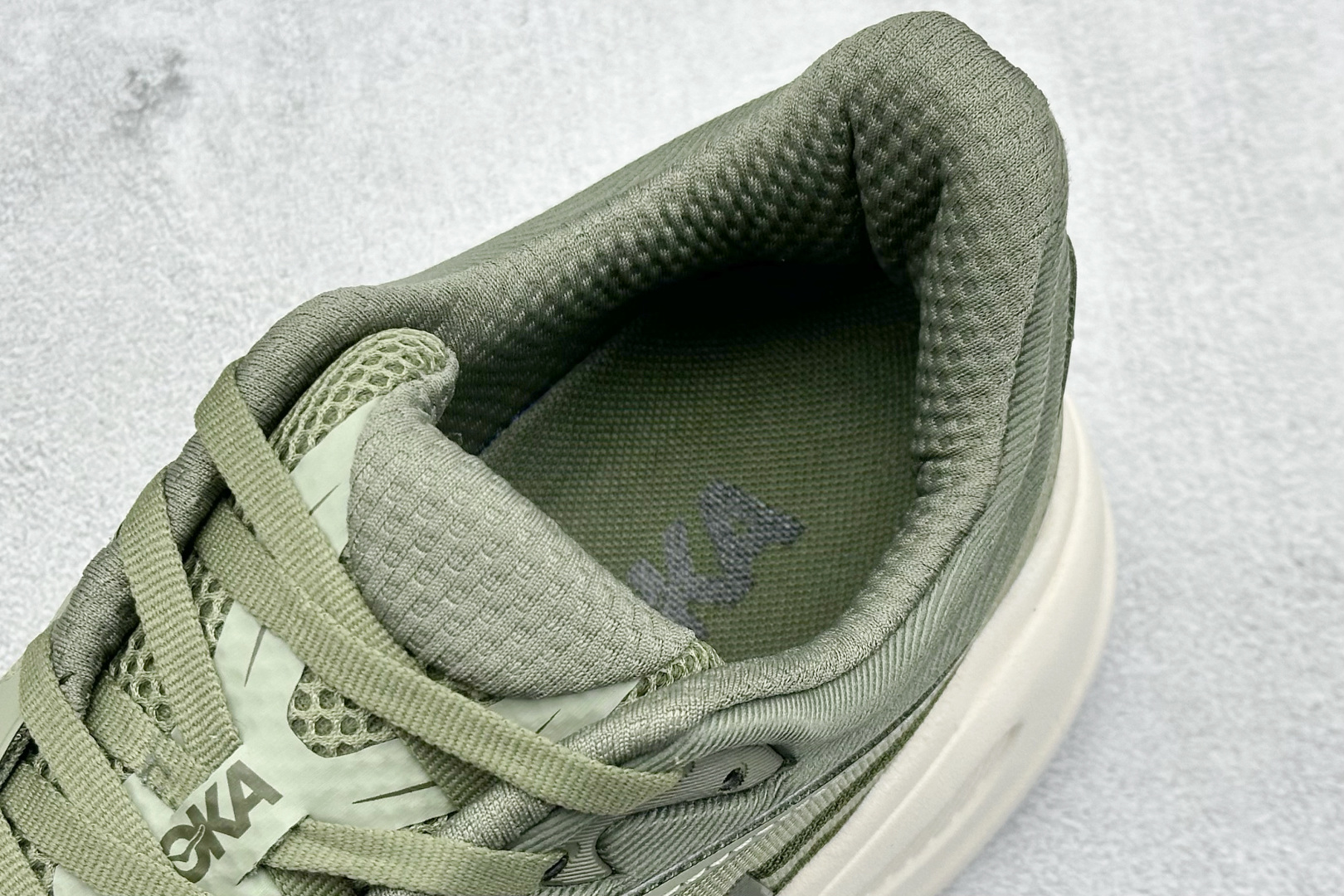  
W版 HOKA ONE ONE Bondi 9 机能缓震跑鞋
#鞋面部分采用工程网眼面料，可以确保