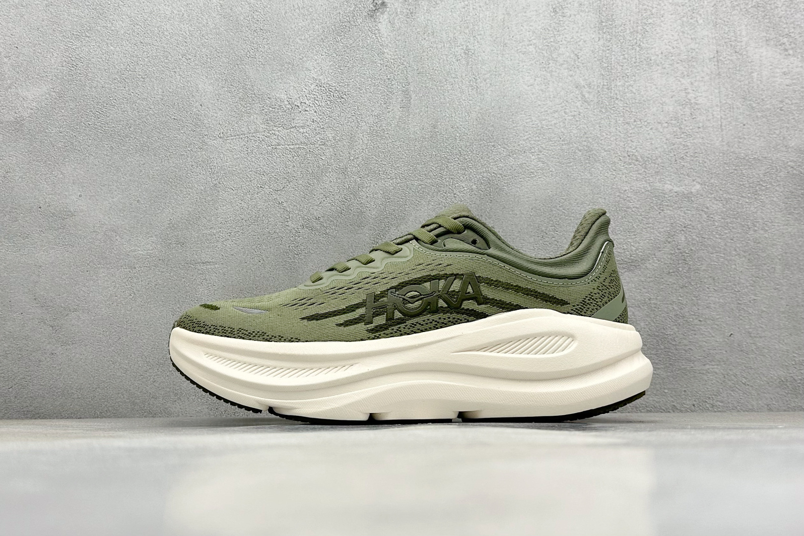  
W版 HOKA ONE ONE Bondi 9 机能缓震跑鞋
#鞋面部分采用工程网眼面料，可以确保