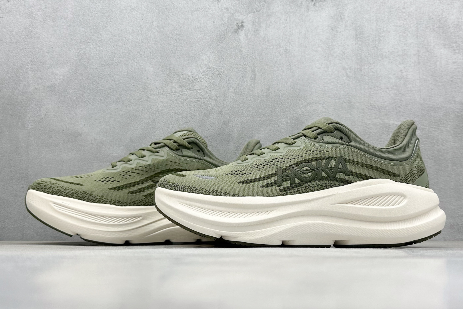  
W版 HOKA ONE ONE Bondi 9 机能缓震跑鞋
#鞋面部分采用工程网眼面料，可以确保