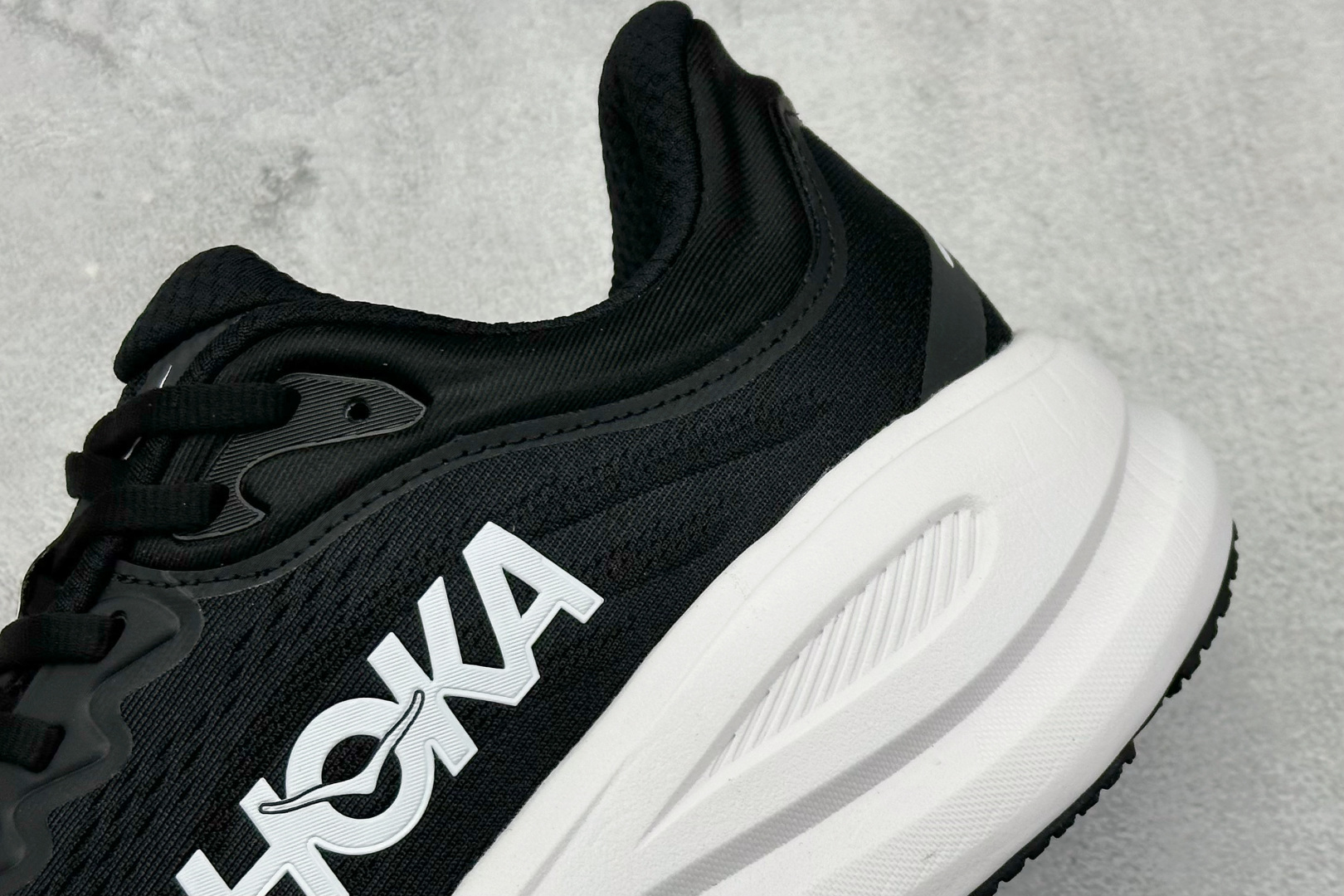  
W版 HOKA ONE ONE Bondi 9 机能缓震跑鞋
#鞋面部分采用工程网眼面料，可以确保