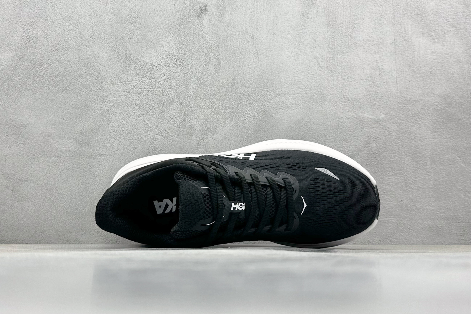  
W版 HOKA ONE ONE Bondi 9 机能缓震跑鞋
#鞋面部分采用工程网眼面料，可以确保