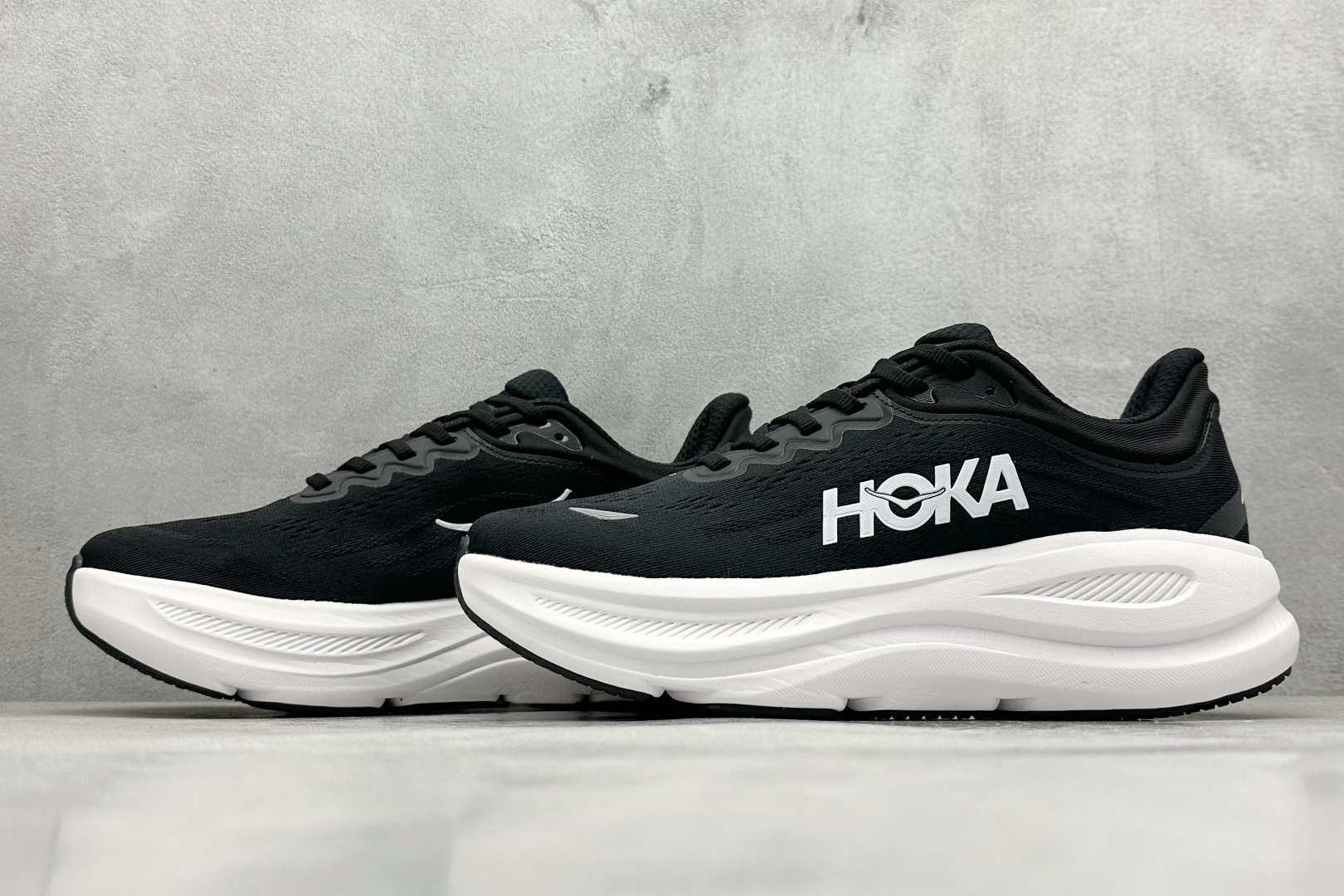  
W版 HOKA ONE ONE Bondi 9 机能缓震跑鞋
#鞋面部分采用工程网眼面料，可以确保