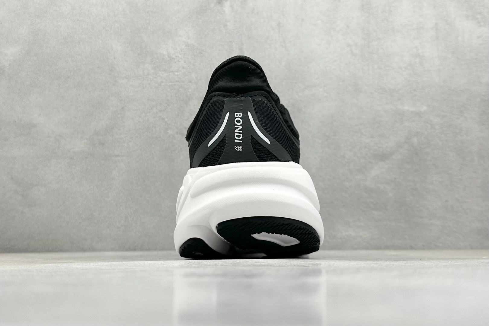  
W版 HOKA ONE ONE Bondi 9 机能缓震跑鞋
#鞋面部分采用工程网眼面料，可以确保