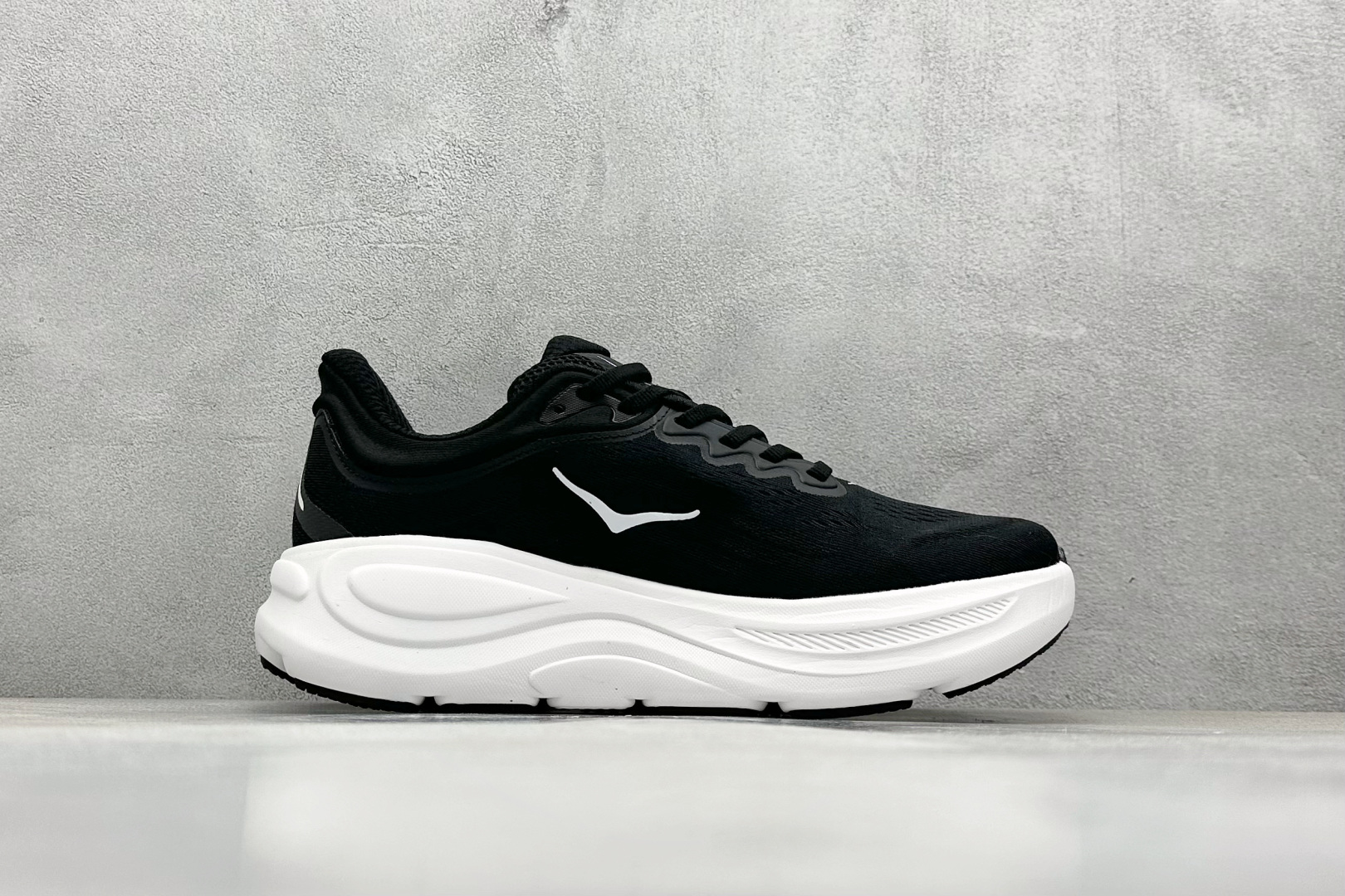  
W版 HOKA ONE ONE Bondi 9 机能缓震跑鞋
#鞋面部分采用工程网眼面料，可以确保