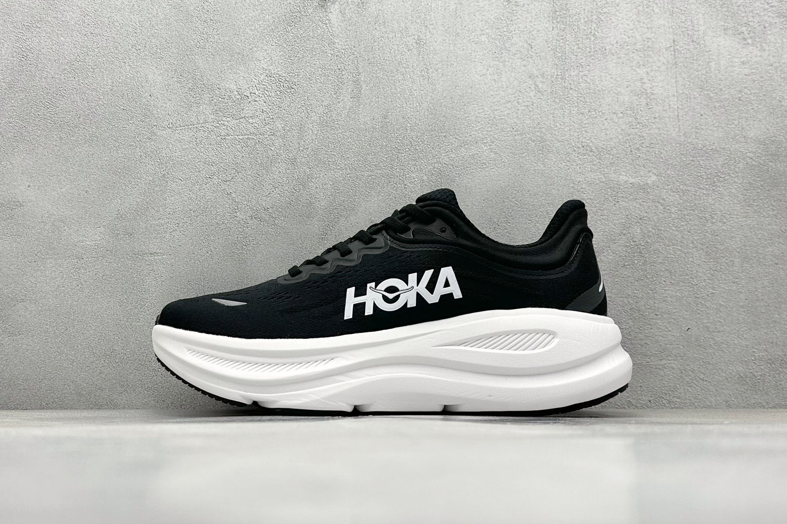  
W版 HOKA ONE ONE Bondi 9 机能缓震跑鞋
#鞋面部分采用工程网眼面料，可以确保