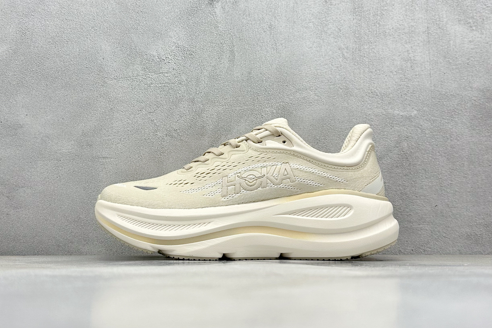  
W版 HOKA ONE ONE Bondi 9 机能缓震跑鞋
#鞋面部分采用工程网眼面料，可以确保