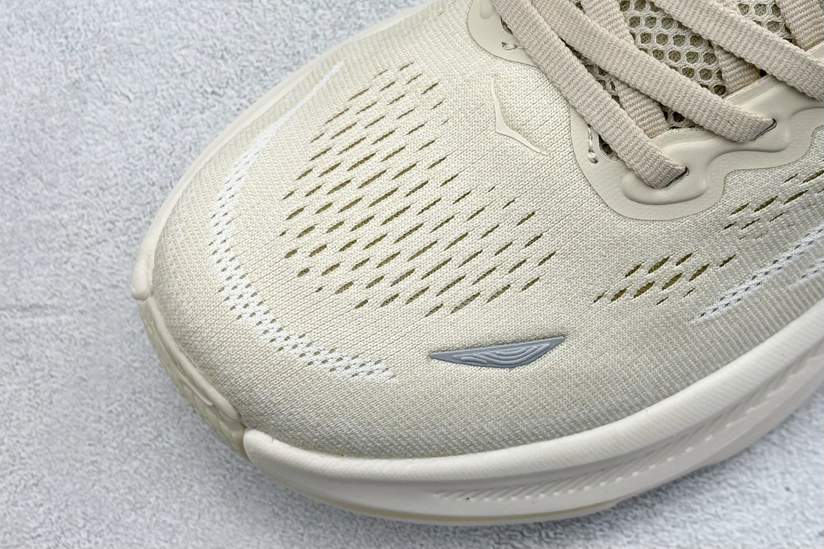  
W版 HOKA ONE ONE Bondi 9 机能缓震跑鞋
#鞋面部分采用工程网眼面料，可以确保