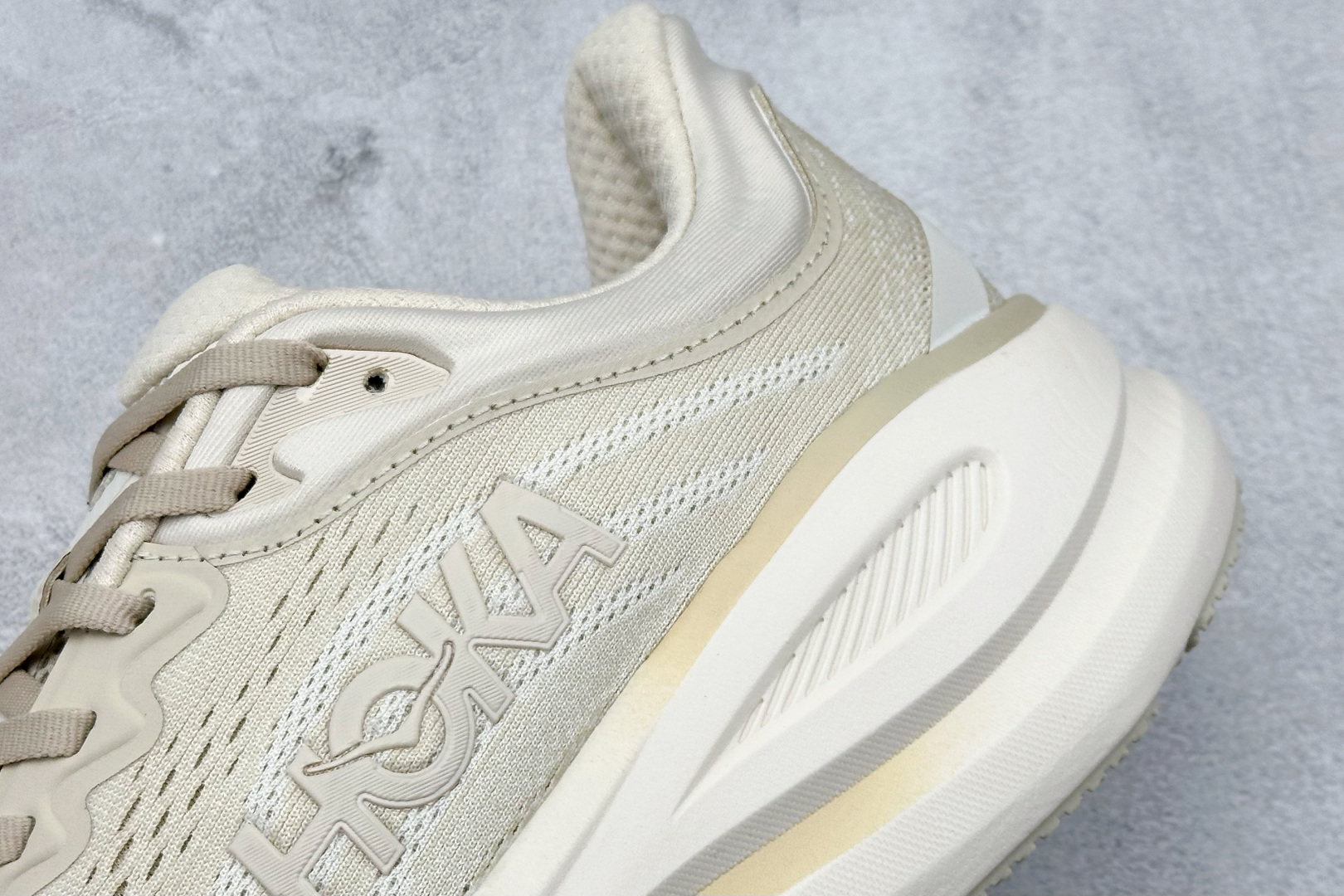  
W版 HOKA ONE ONE Bondi 9 机能缓震跑鞋
#鞋面部分采用工程网眼面料，可以确保